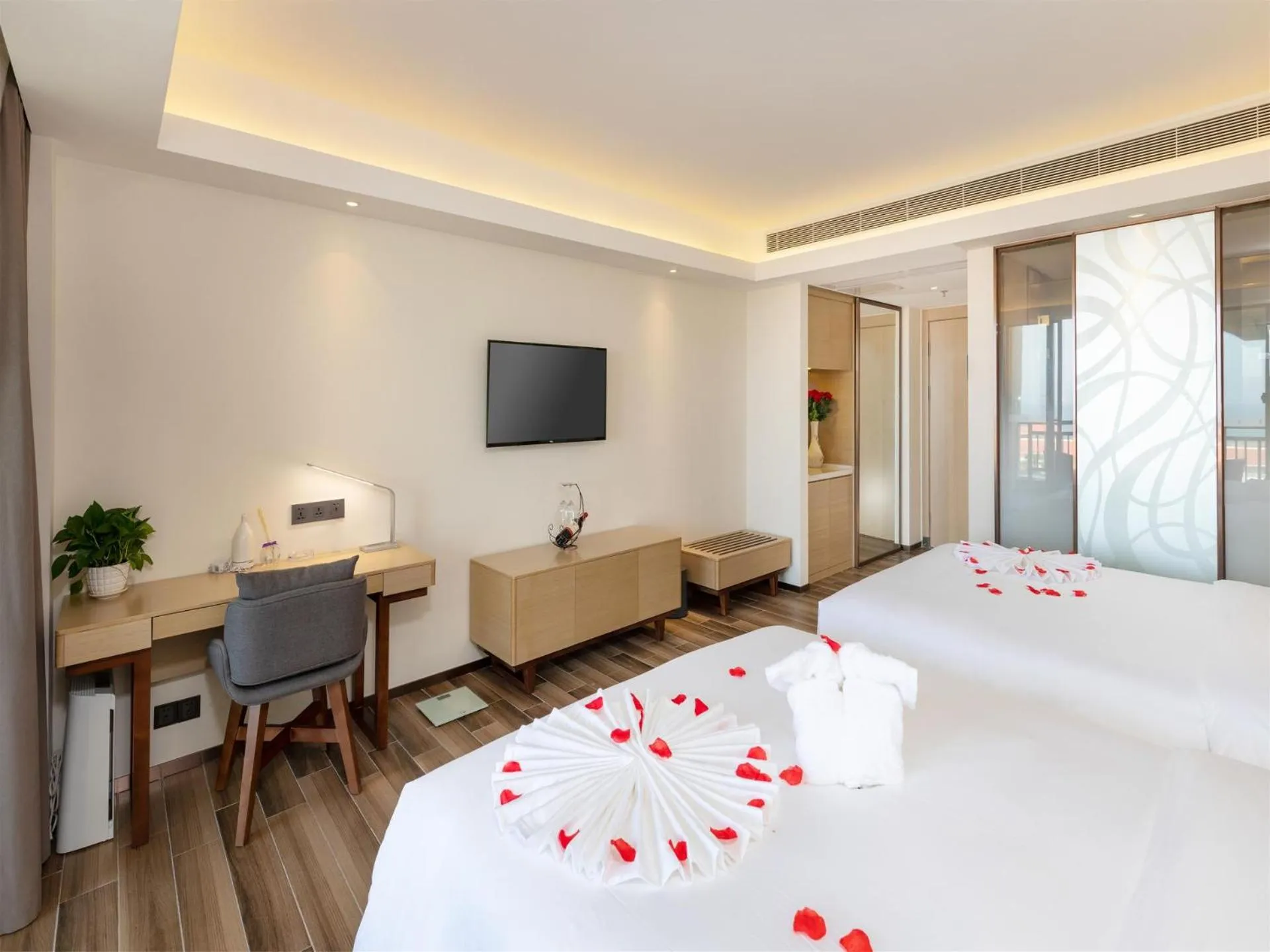 Bed in Lifeng Hotel (Haikou West Coast)