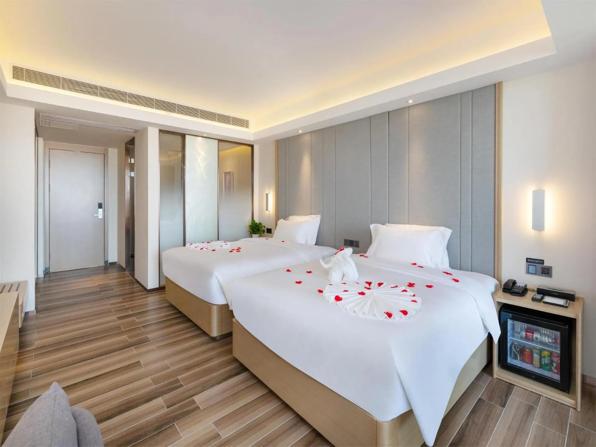 Bed in Lifeng Hotel (Haikou West Coast)