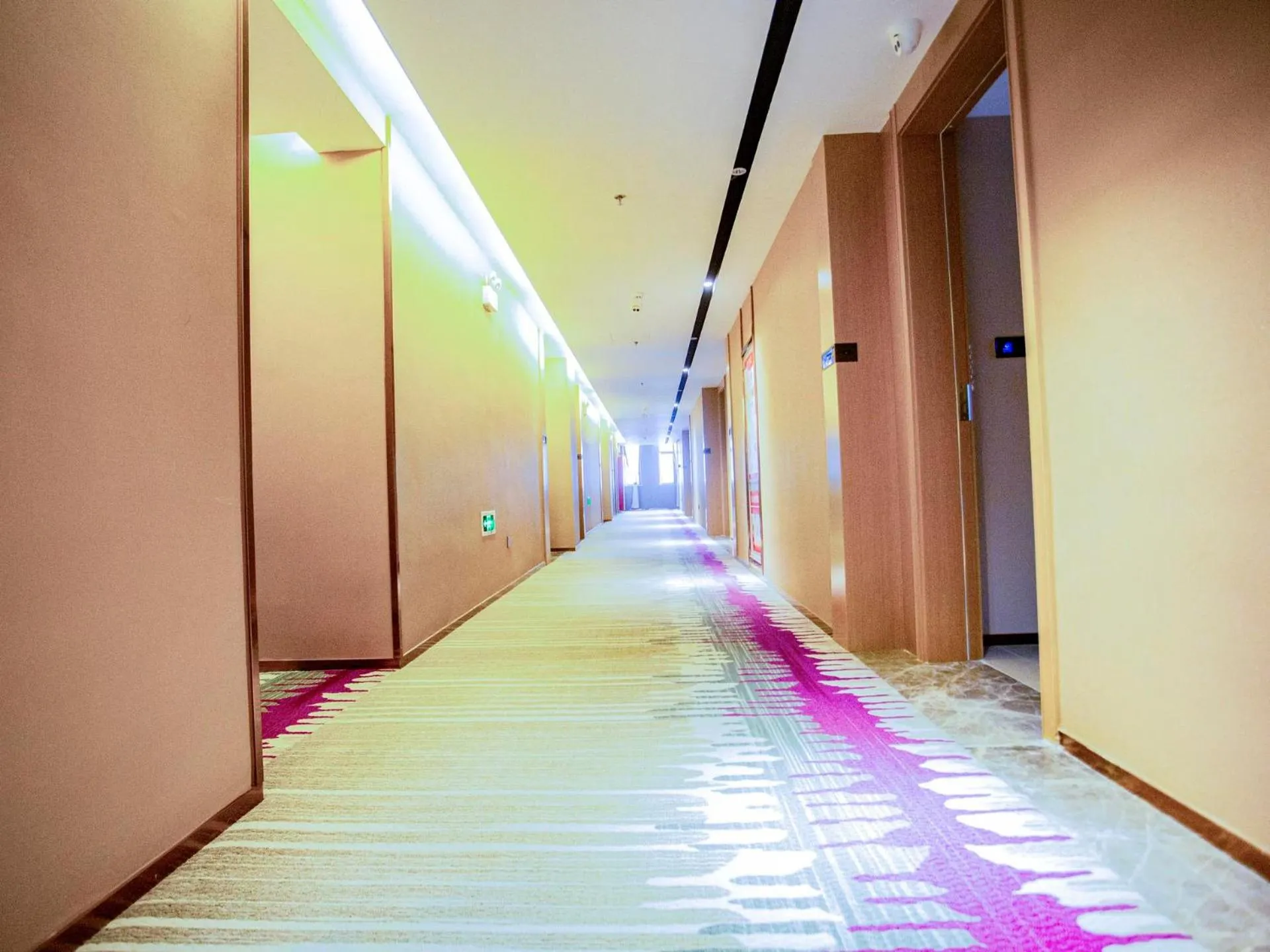 Lavande Hotel Lujiang Zhouyu Avenue