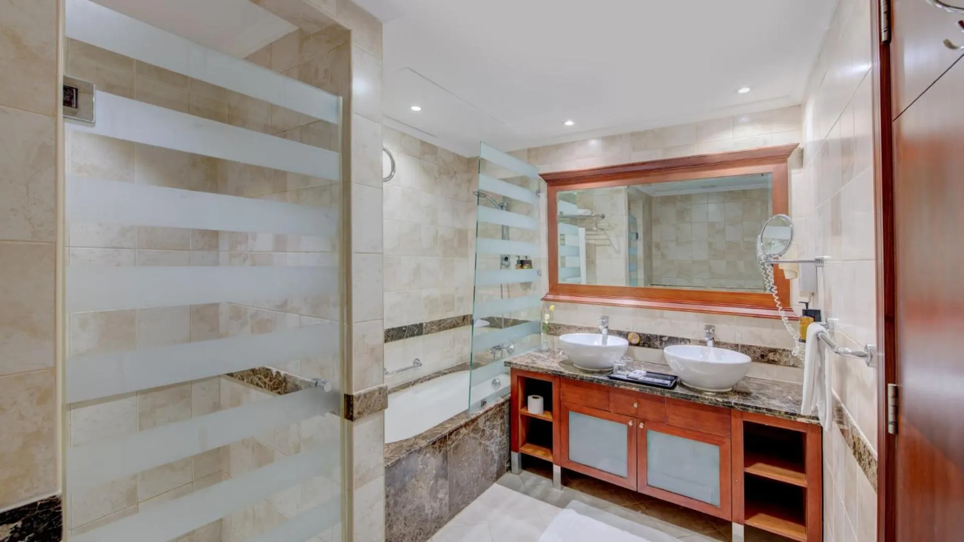 Bathroom, Bed in Donatello Hotel