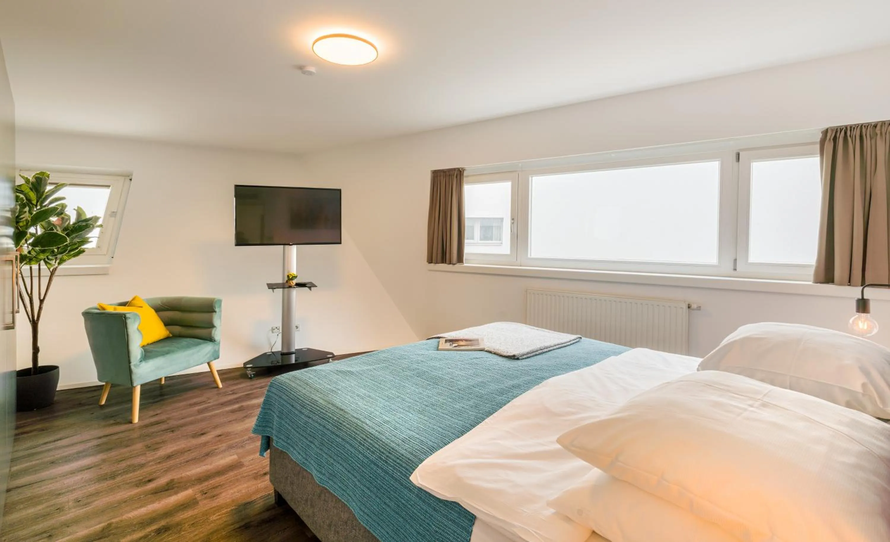 Bedroom, Bed in URBAN ISLAND I Riverside Apartments