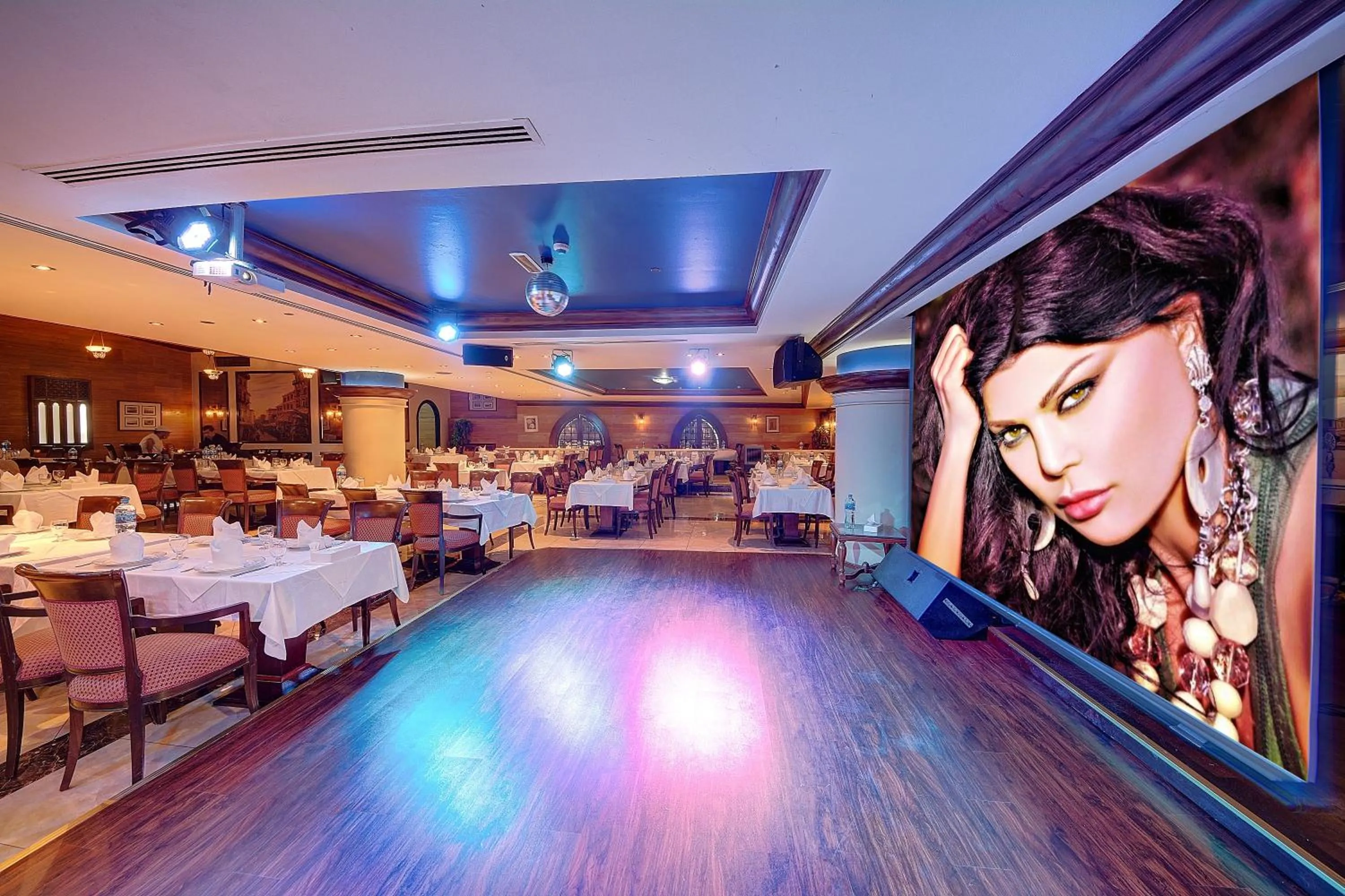 Restaurant/places to eat in Royal Ascot Hotel