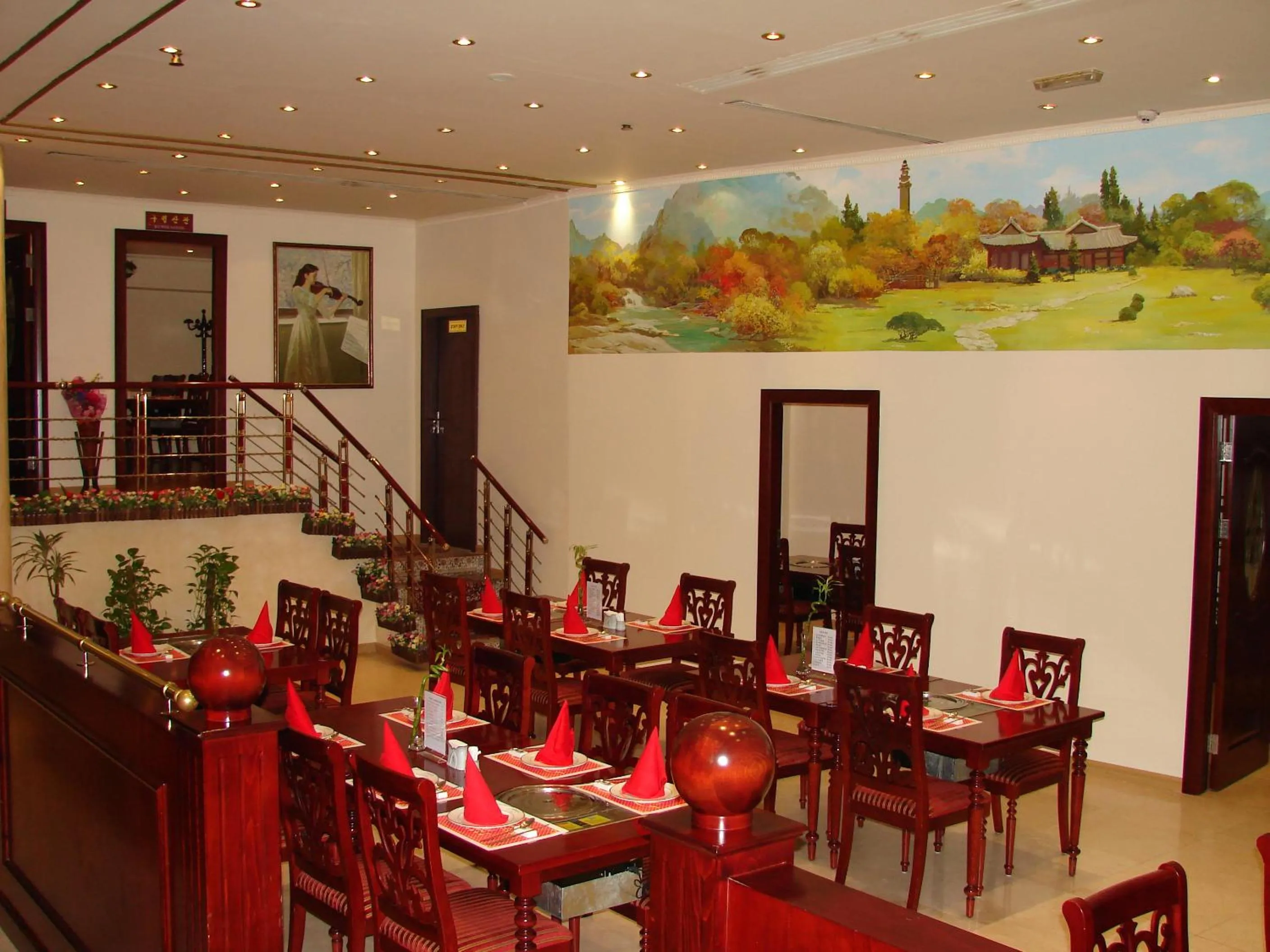 Restaurant/places to eat in Royal Ascot Hotel