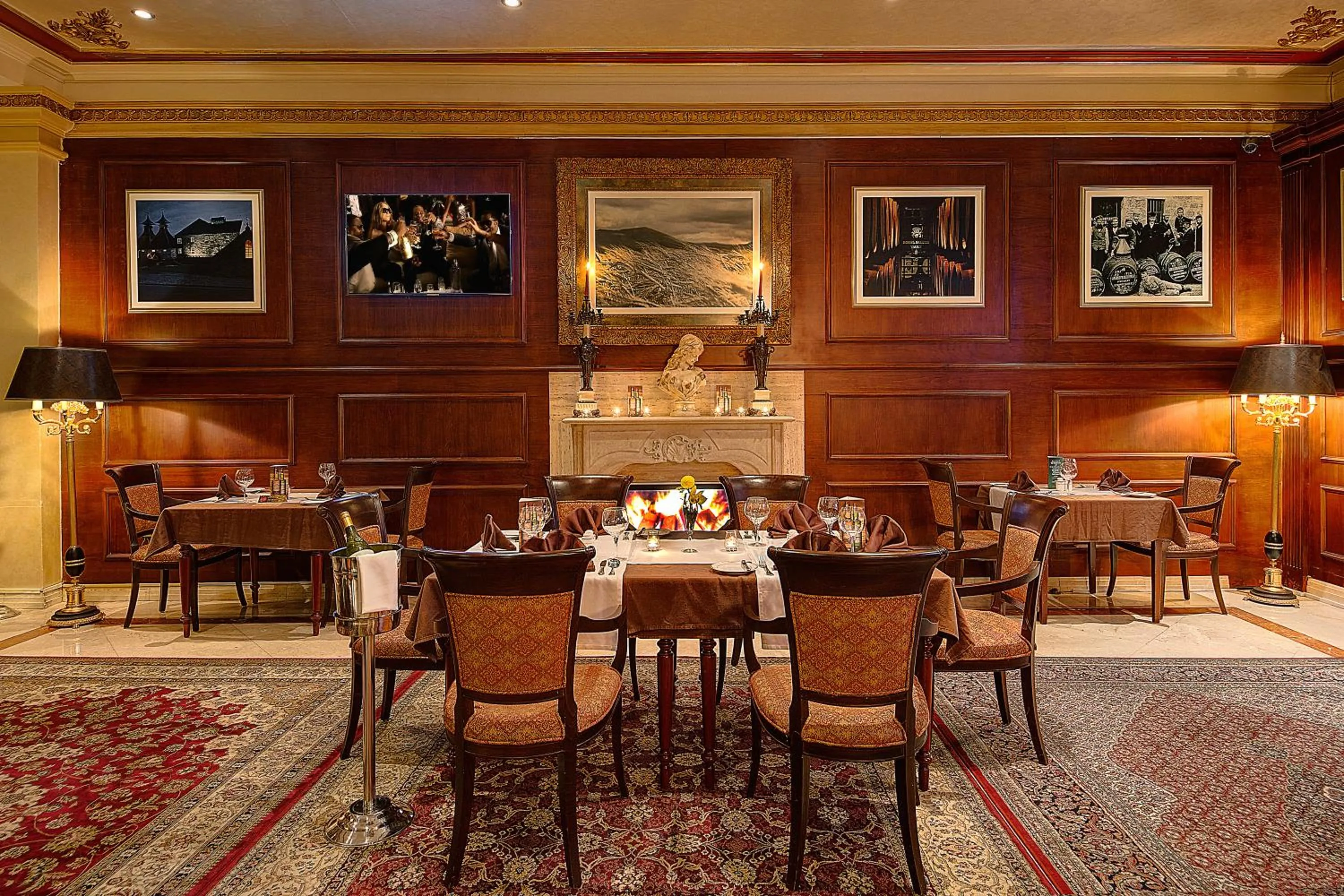 Restaurant/places to eat in Royal Ascot Hotel