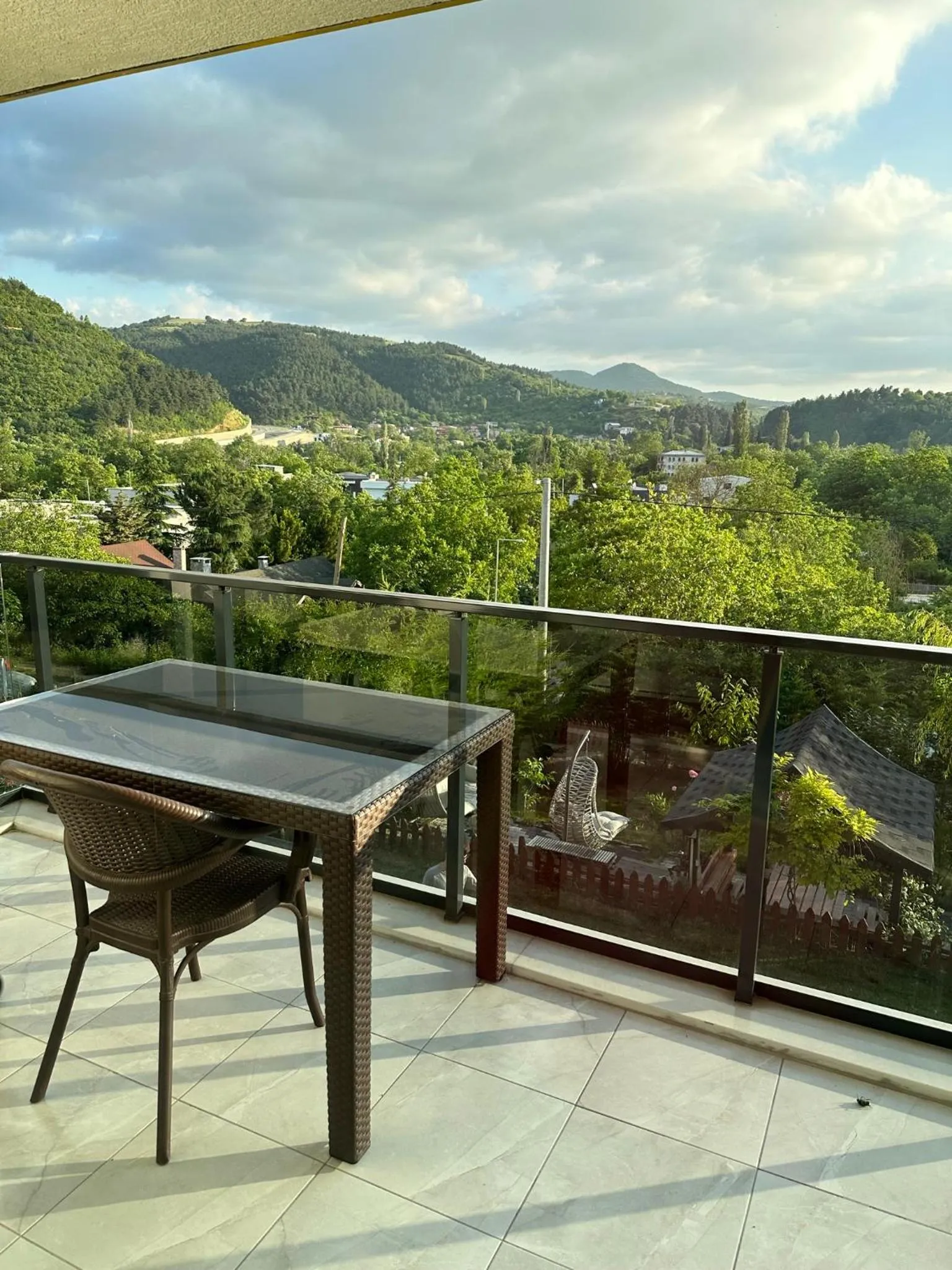Balcony/Terrace in Golden Hour Apartment بورصة شقة مريحة Bursa Nilufer مَنْظَرٌ جَمِيلٌ
