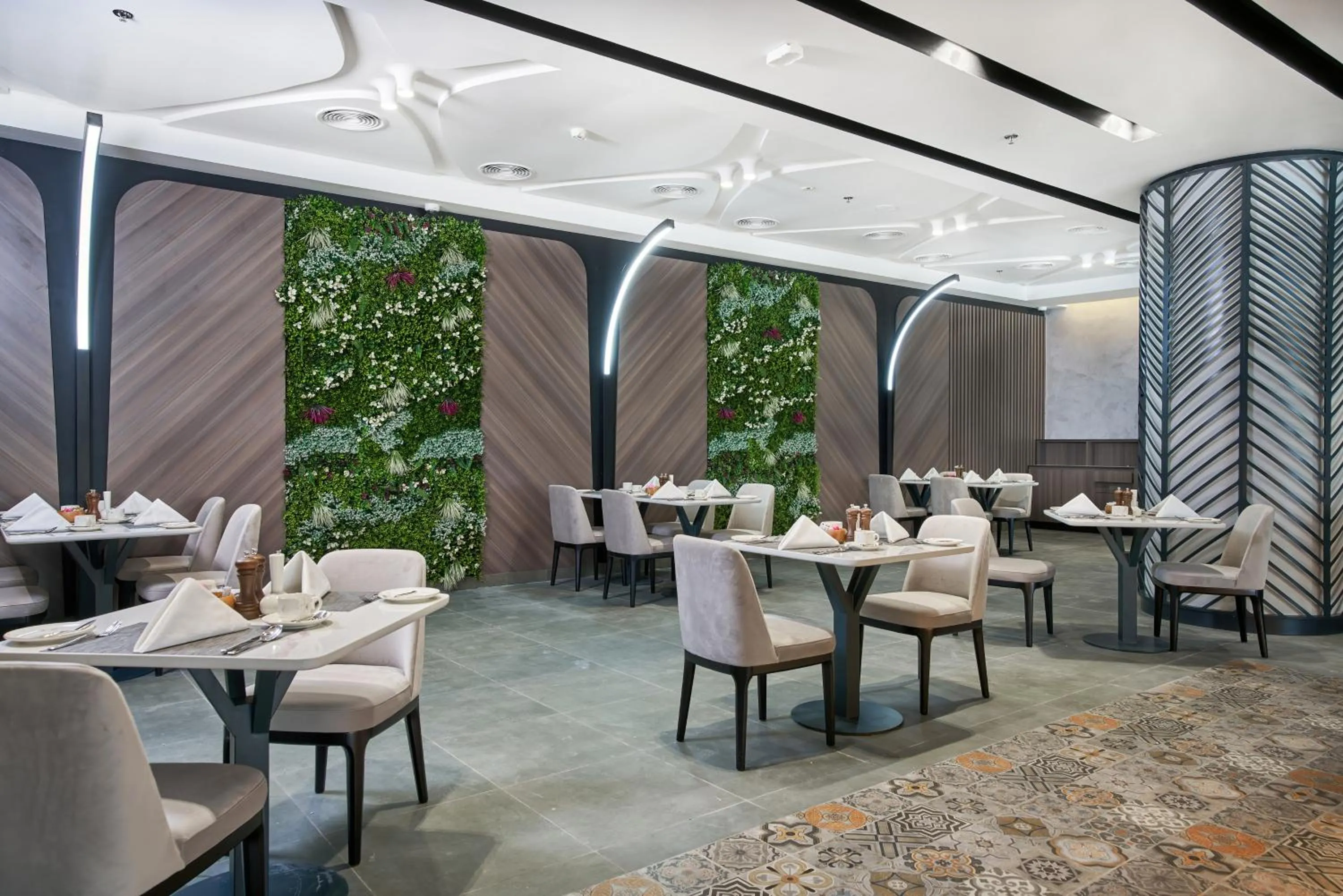 Restaurant/places to eat in Hotel Holiday International