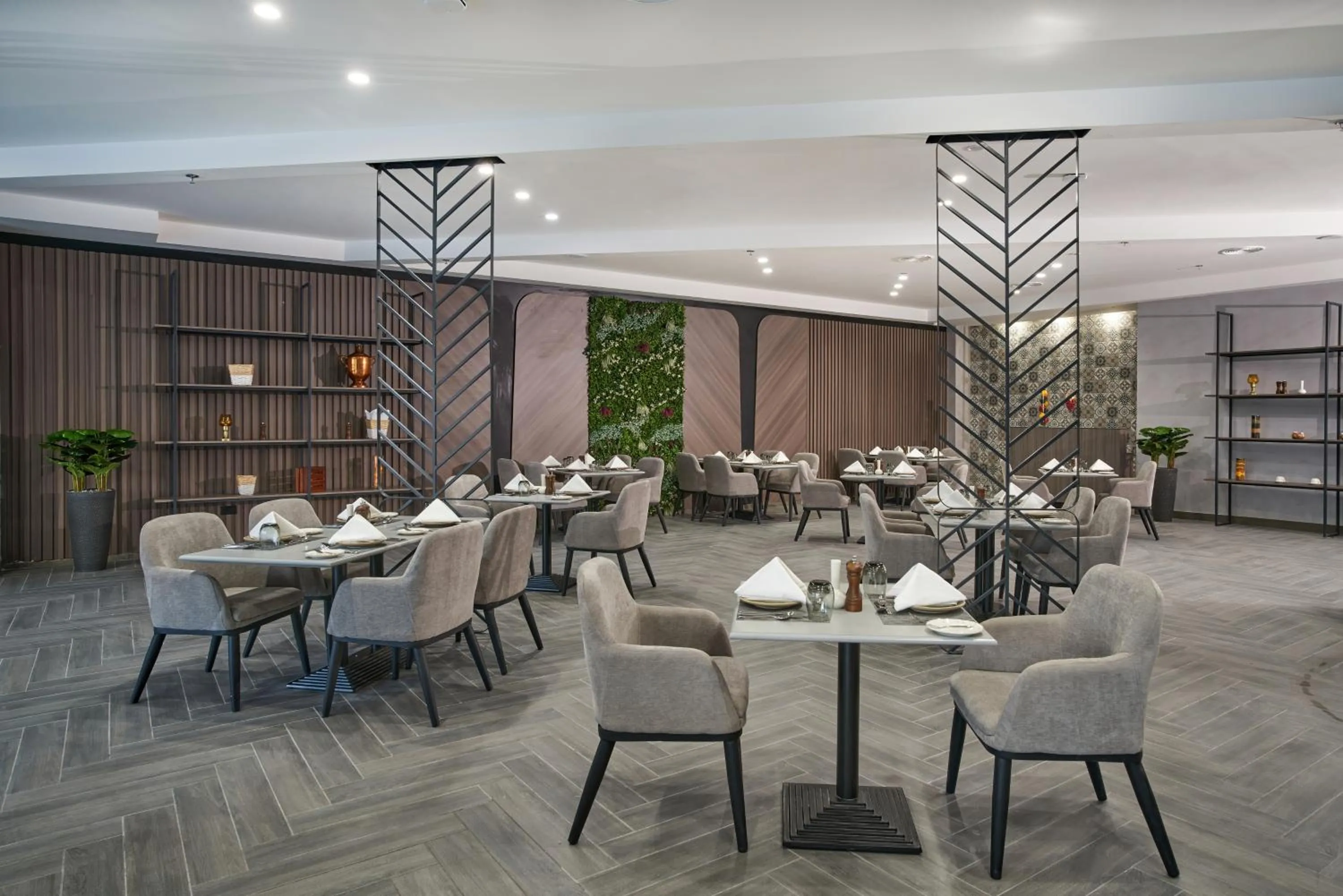 Restaurant/places to eat in Hotel Holiday International