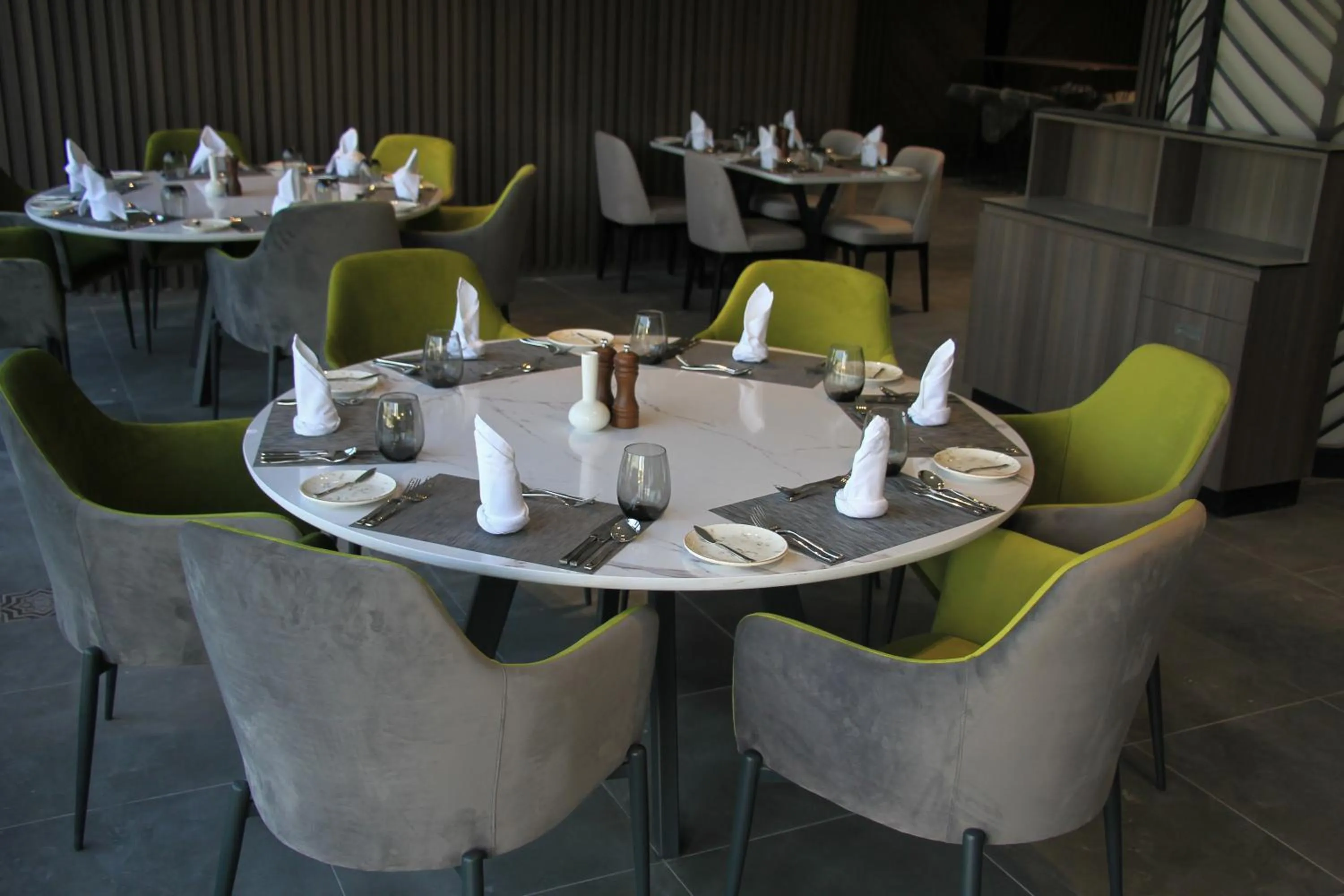 Restaurant/places to eat in Hotel Holiday International