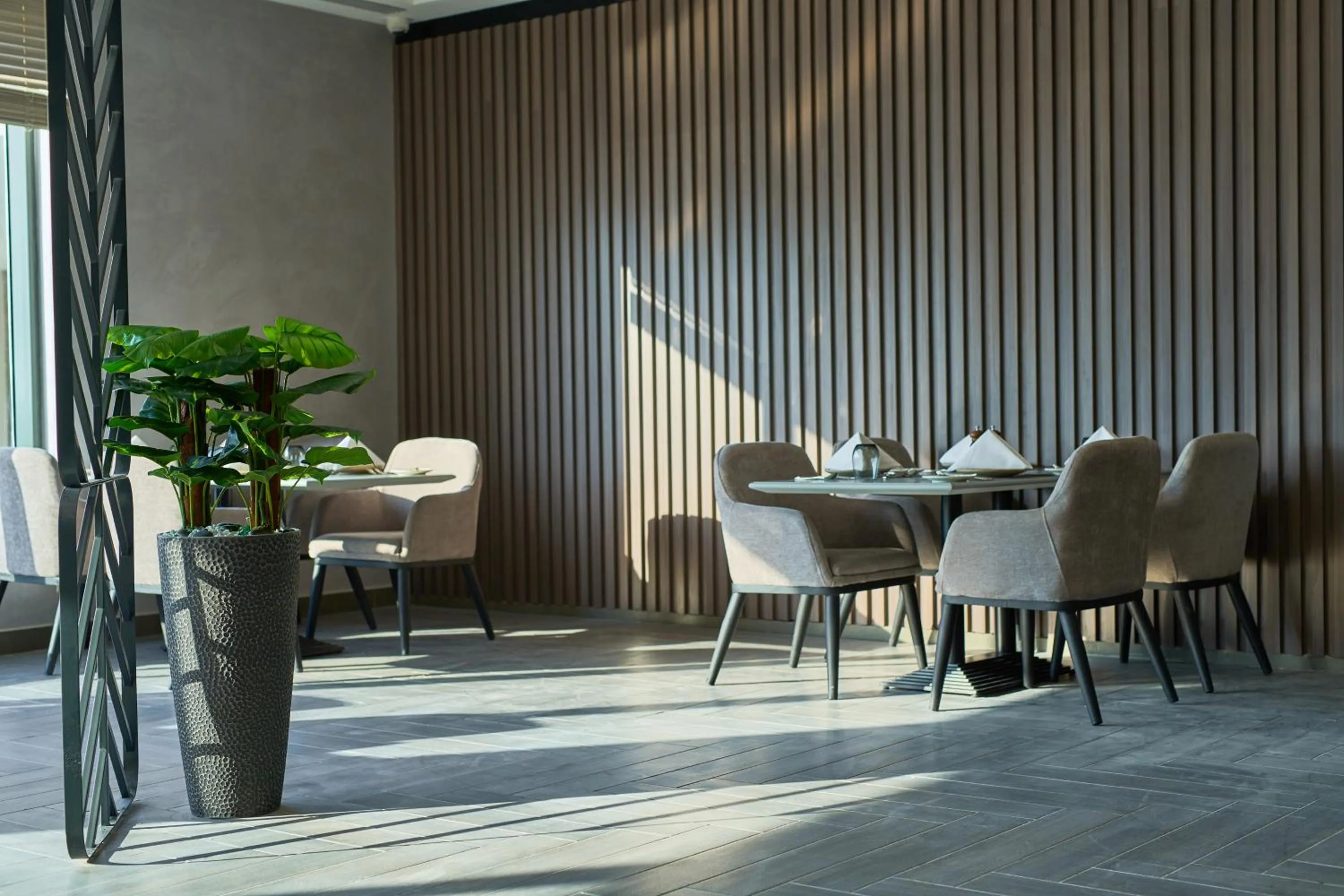 Restaurant/places to eat in Hotel Holiday International