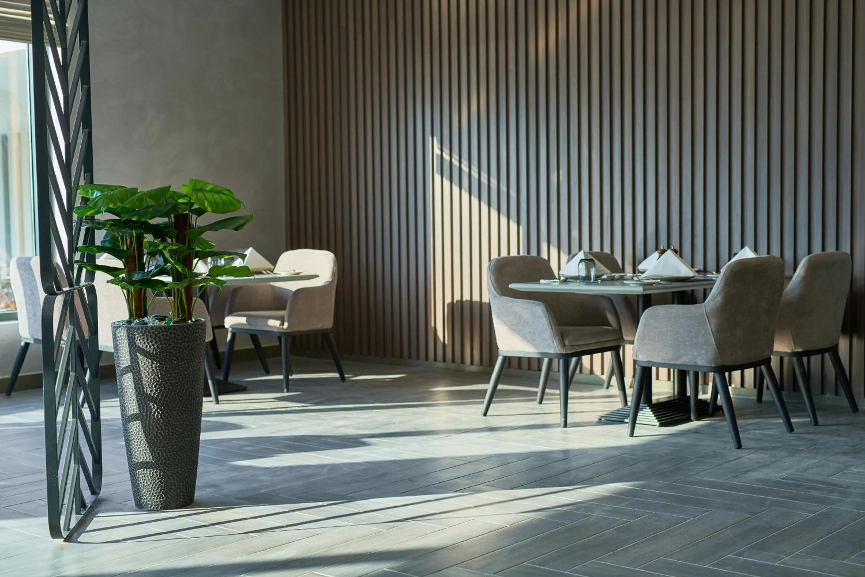 Restaurant/places to eat in Hotel Holiday International