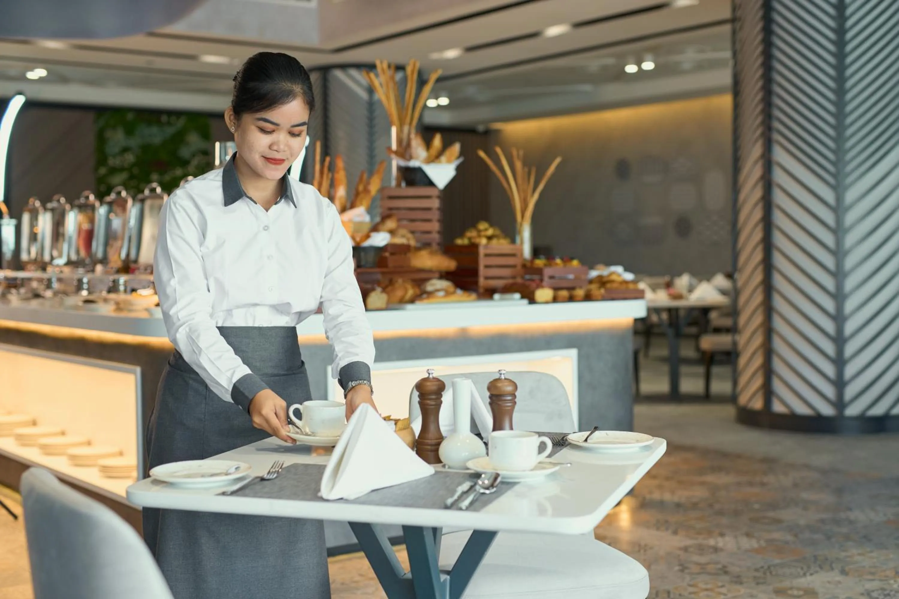 Restaurant/places to eat in Hotel Holiday International