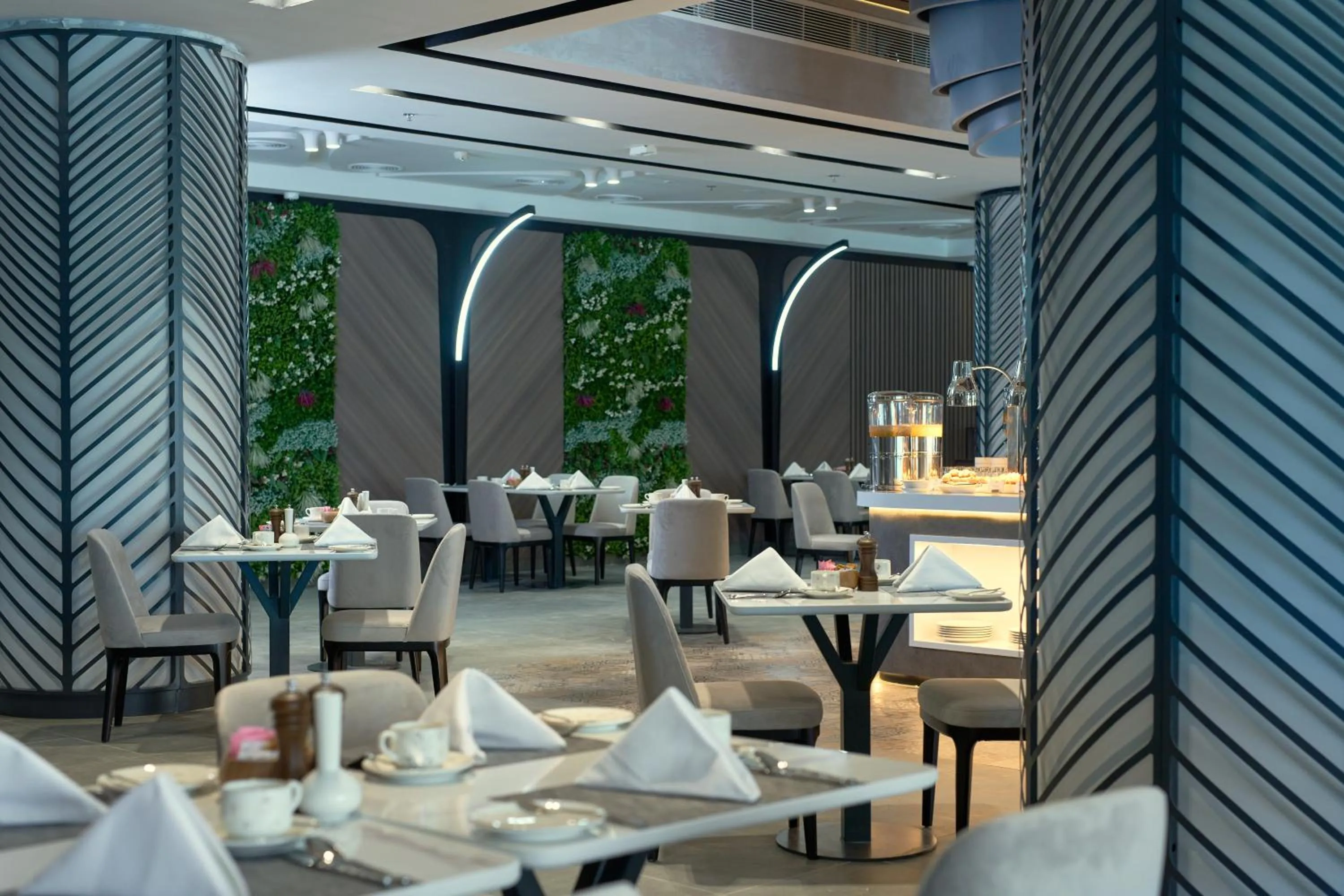 Restaurant/places to eat in Hotel Holiday International