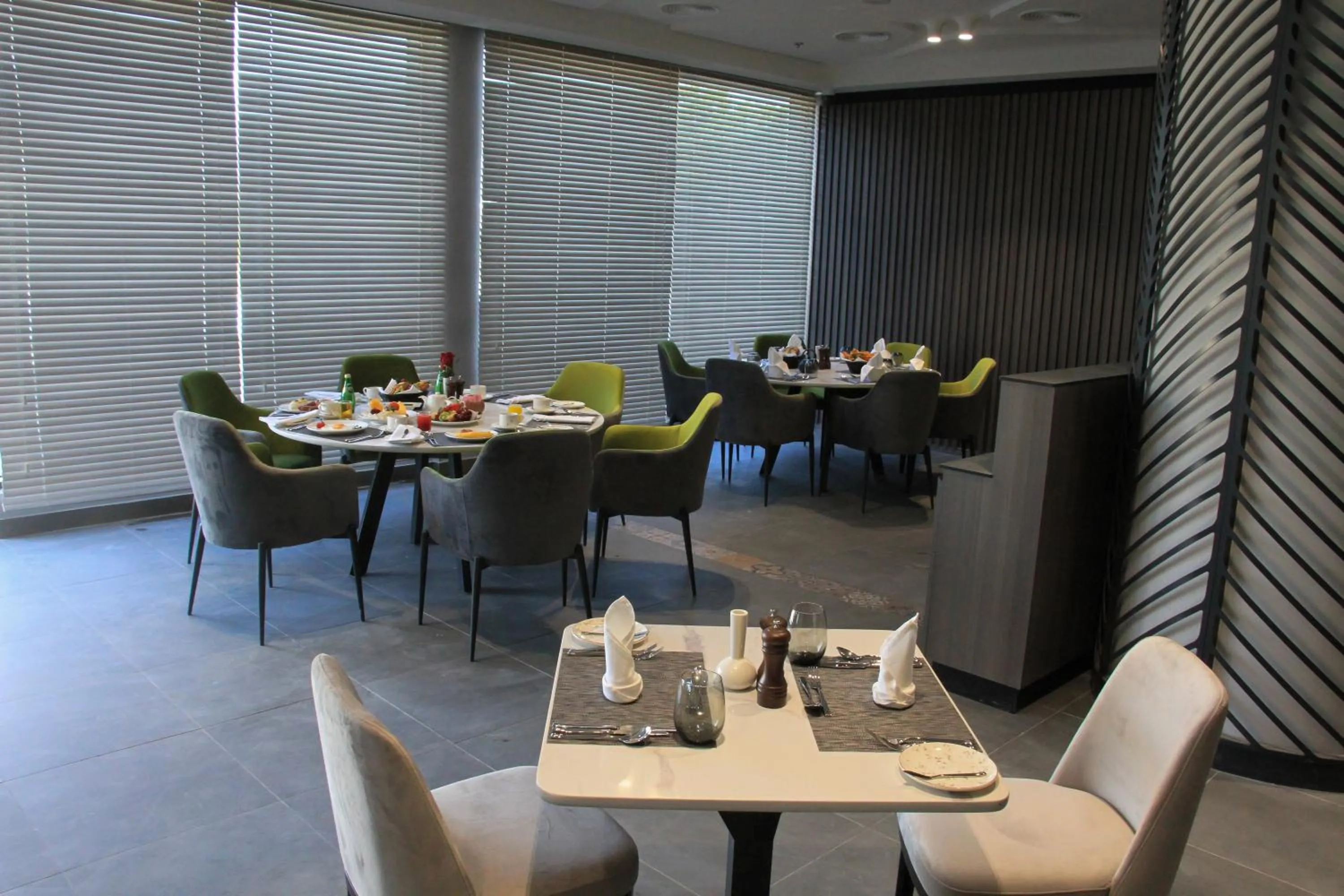 Restaurant/places to eat in Hotel Holiday International