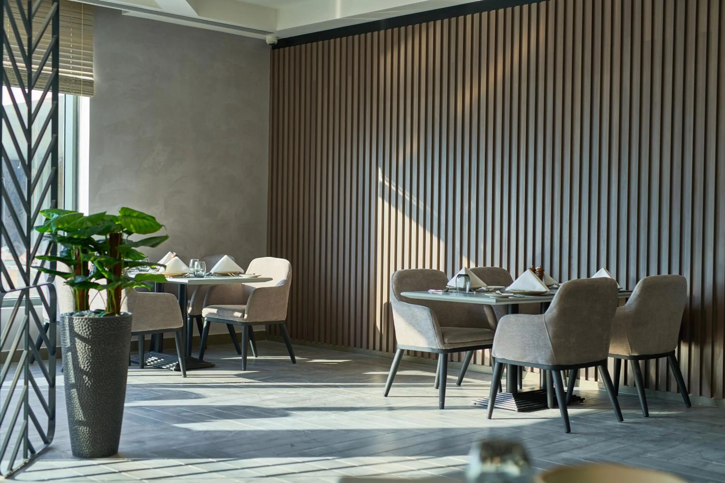 Restaurant/places to eat in Hotel Holiday International