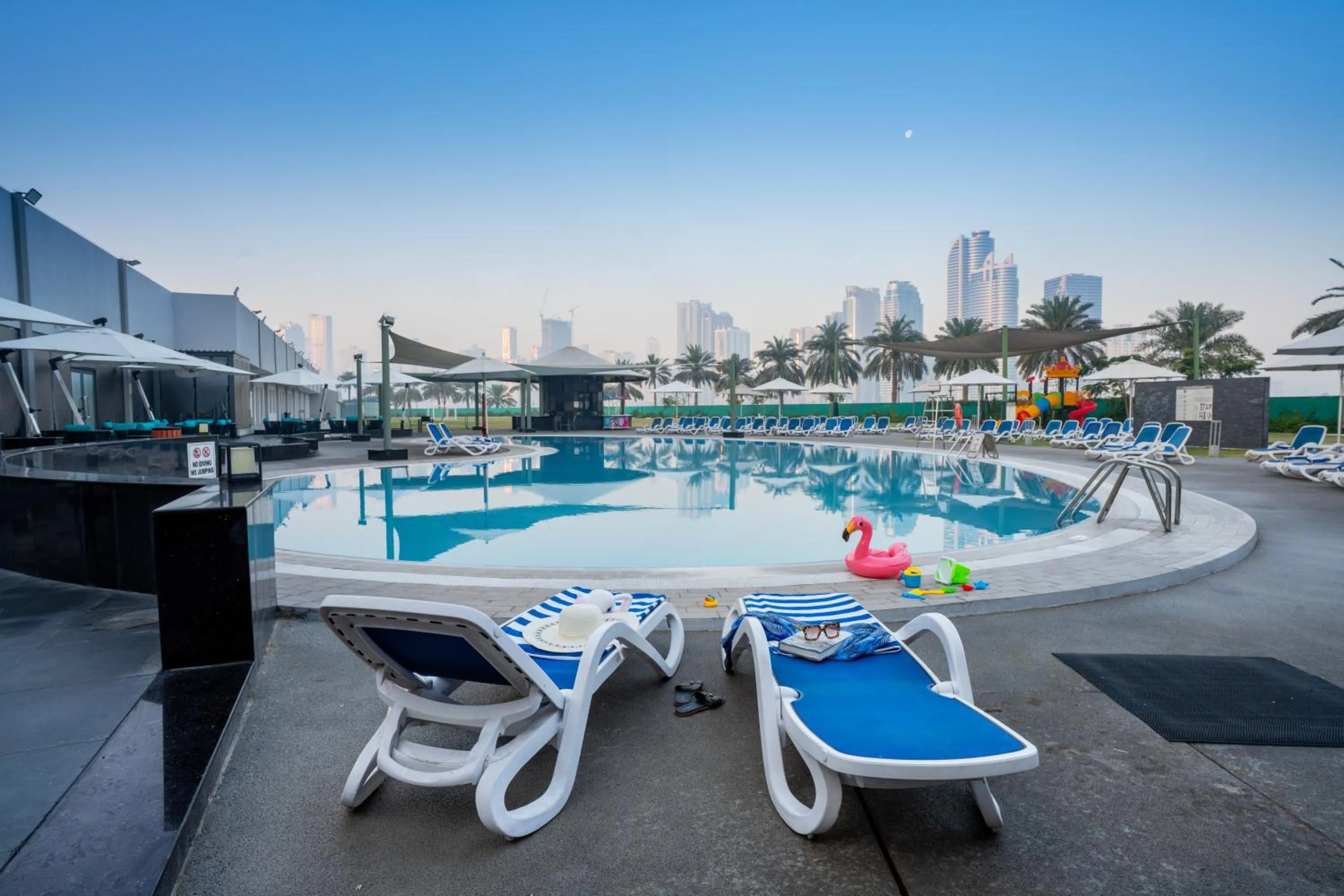 Swimming pool in Hotel Holiday International