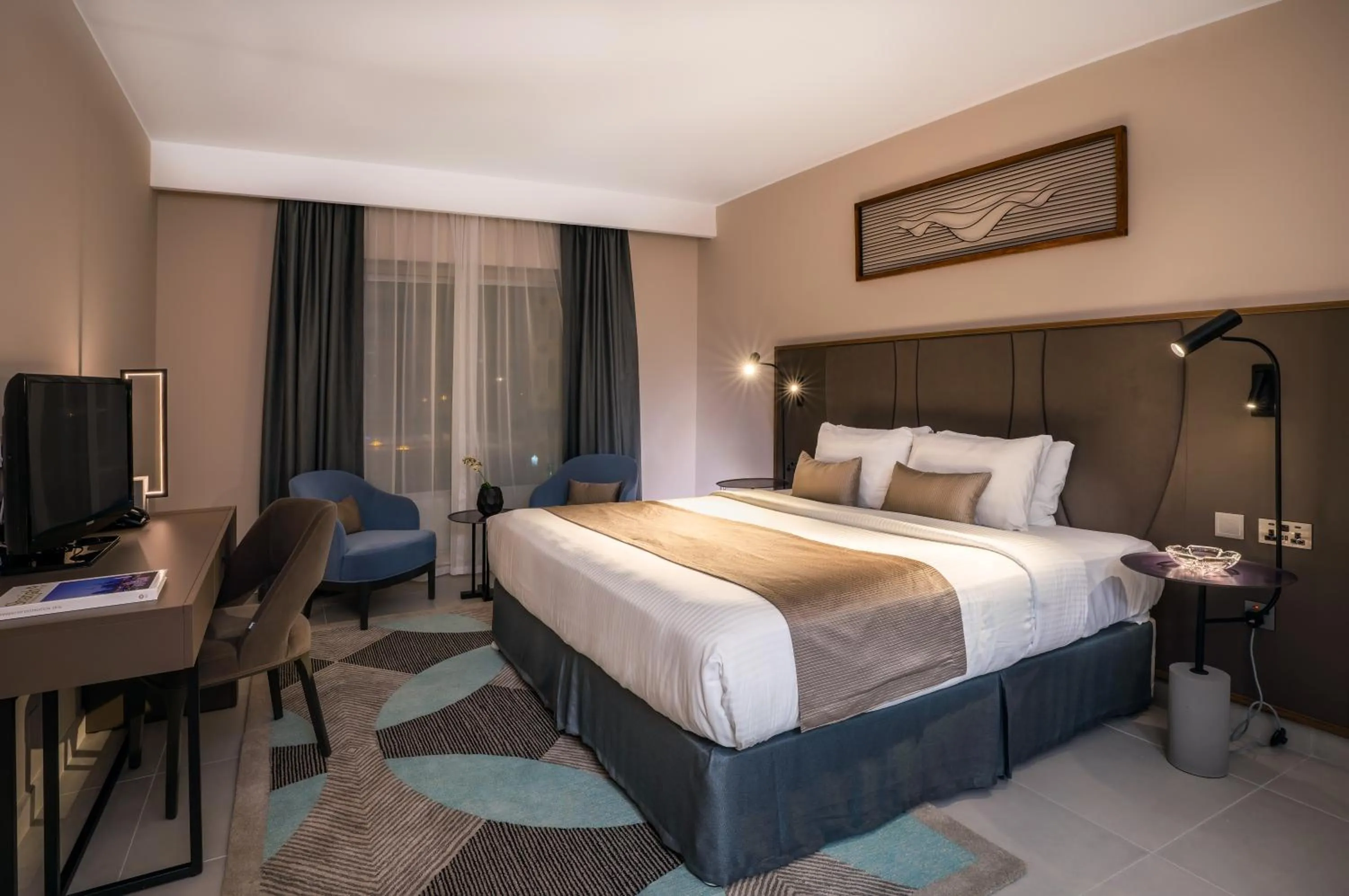 Bedroom, Bed in Hotel Holiday International