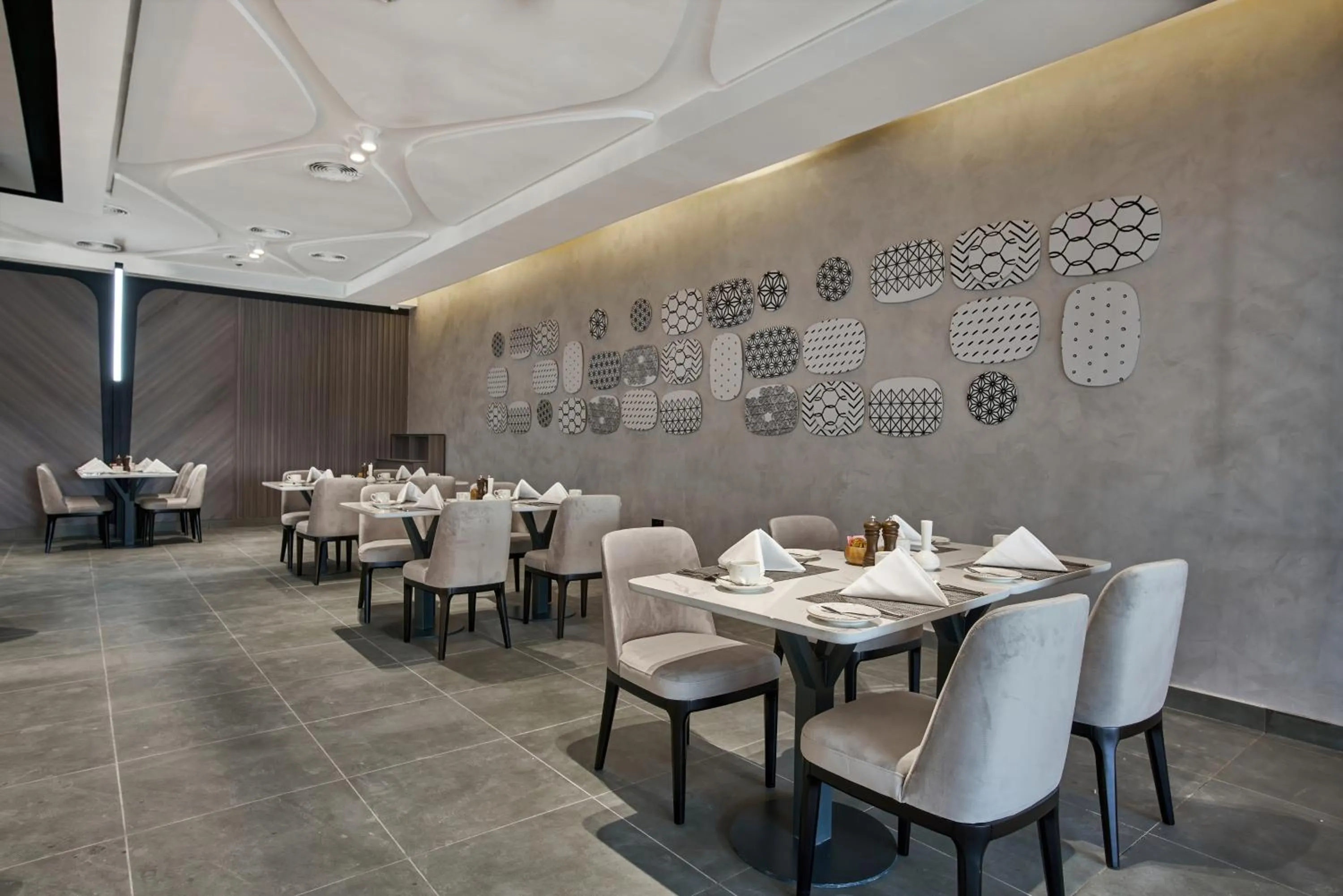 Restaurant/places to eat in Hotel Holiday International