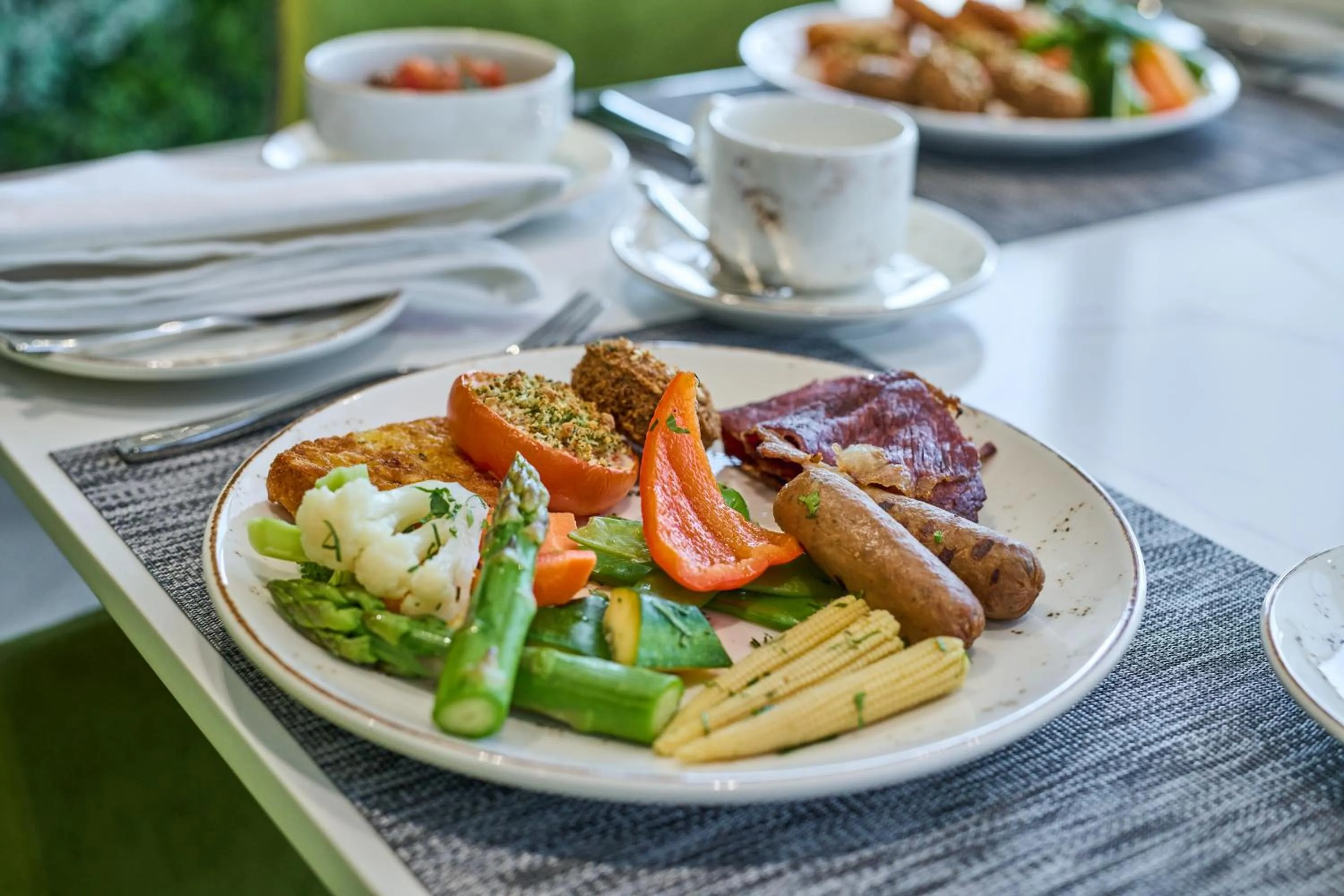 Food and drinks in Hotel Holiday International