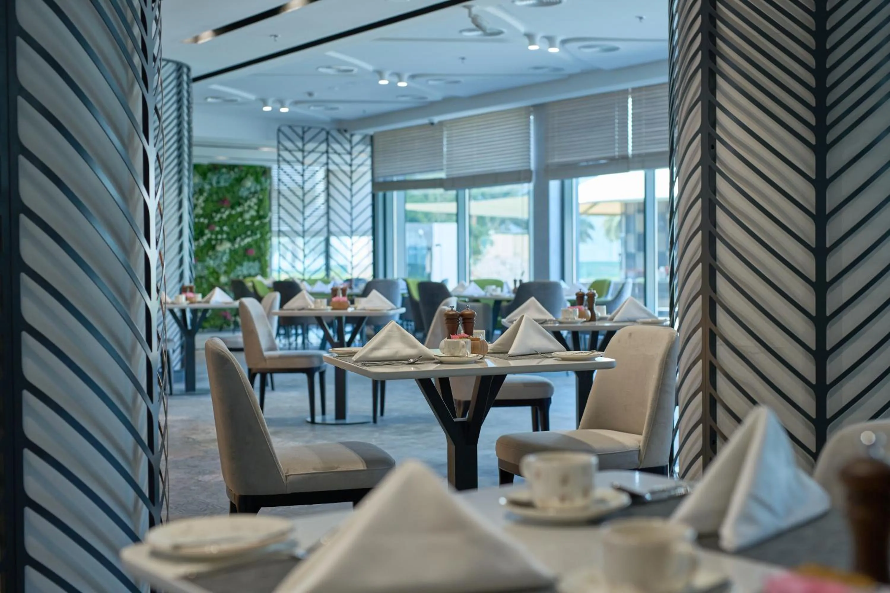 Restaurant/places to eat in Hotel Holiday International