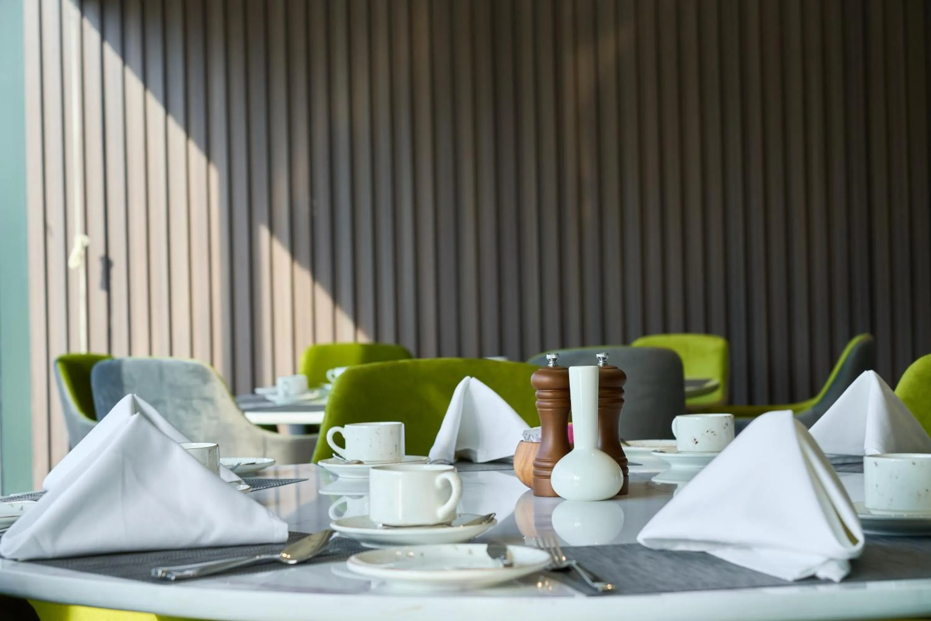 Dining area in Hotel Holiday International