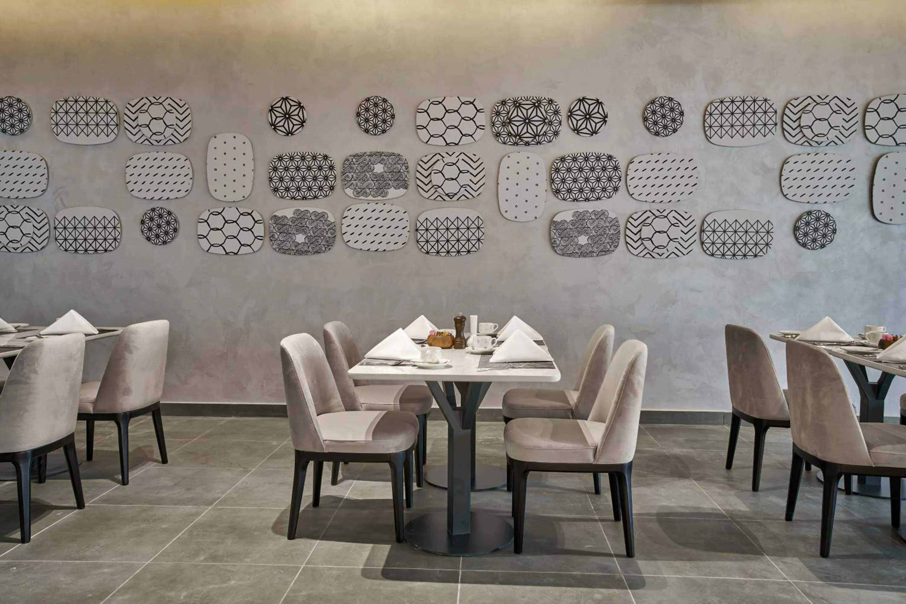 Restaurant/places to eat in Hotel Holiday International