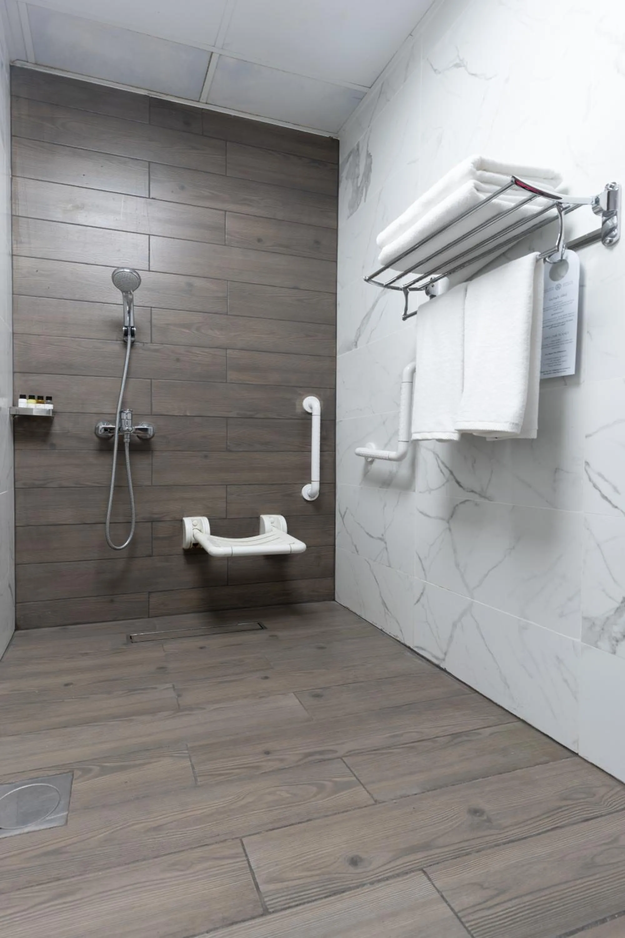 Bathroom in Hotel Holiday International