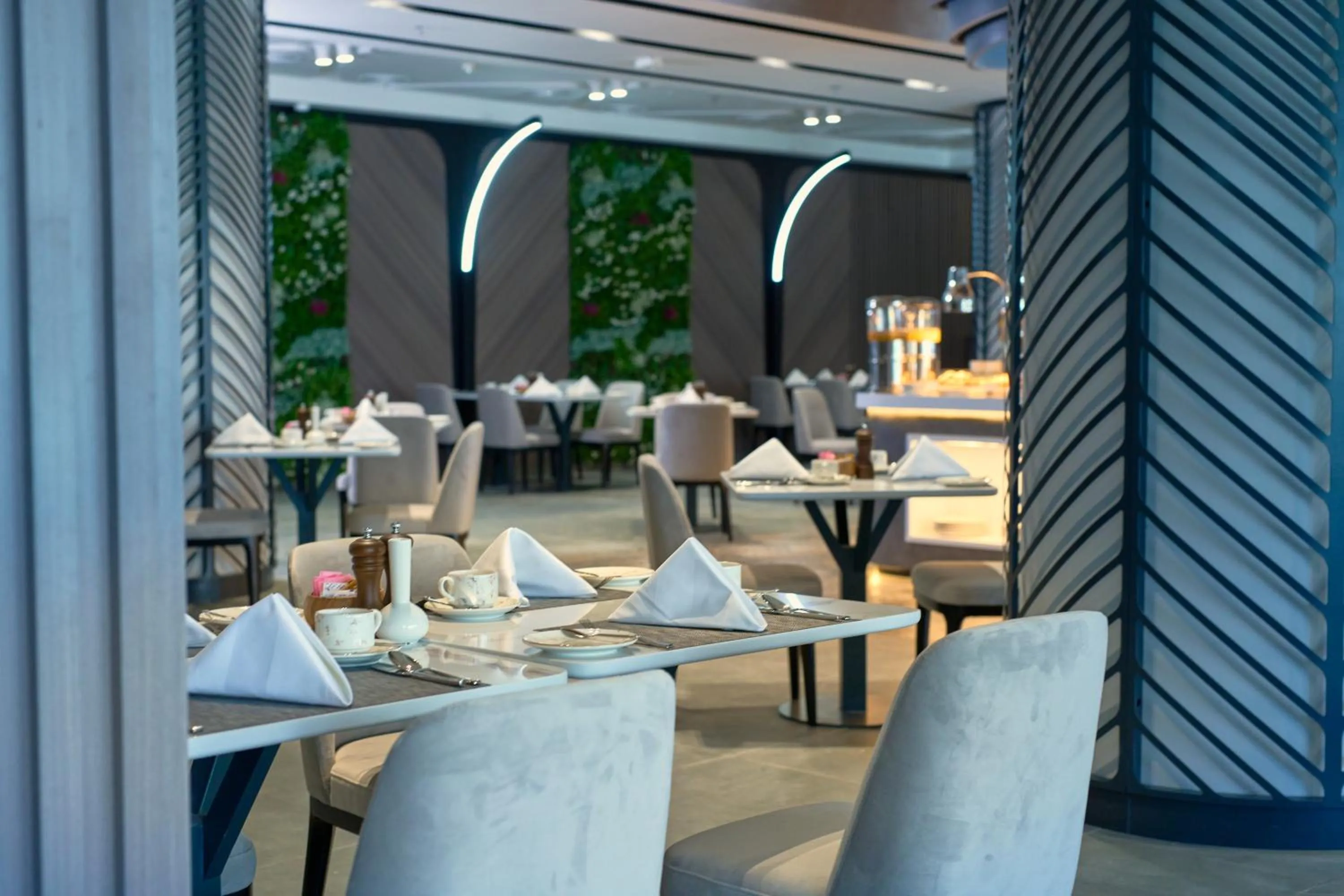 Restaurant/places to eat in Hotel Holiday International