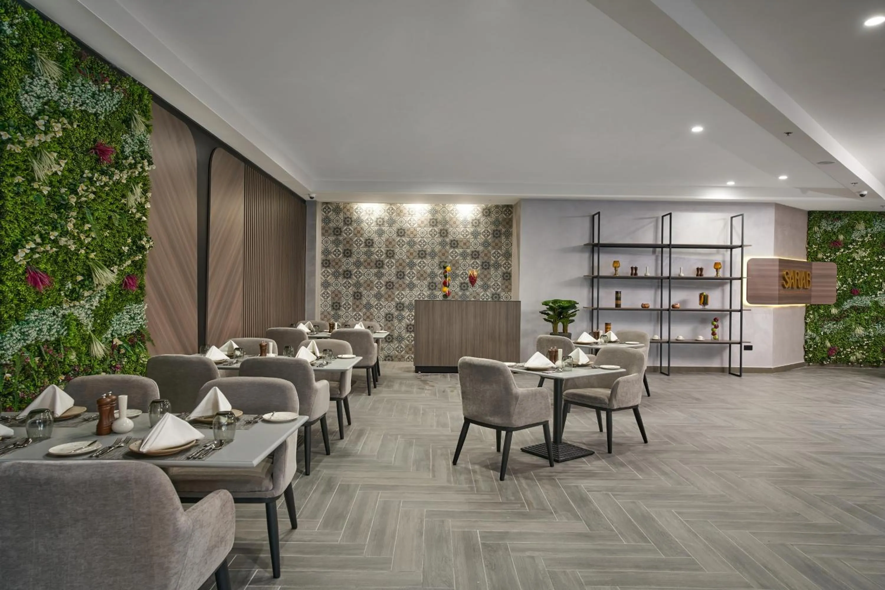 Restaurant/places to eat in Hotel Holiday International