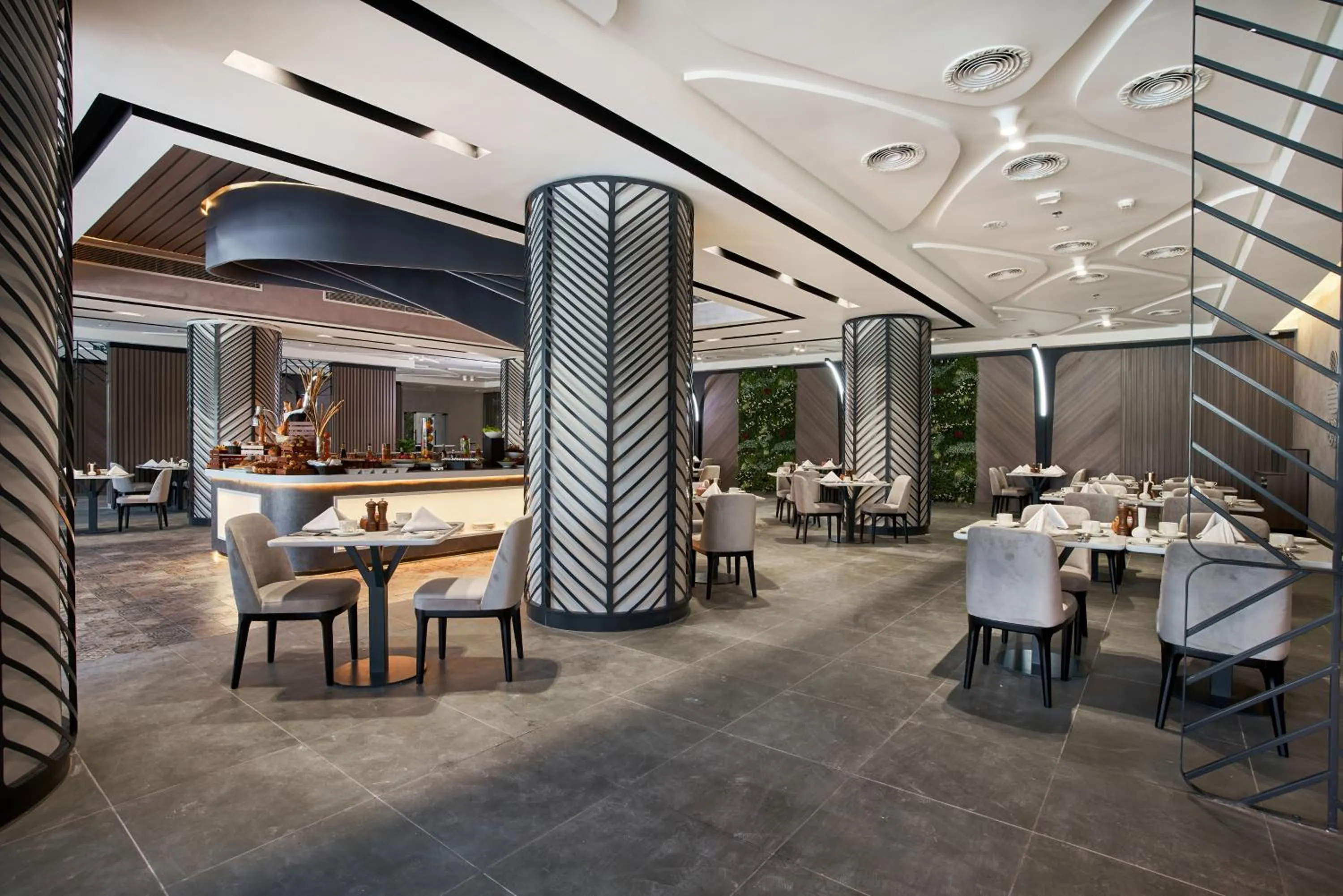 Restaurant/places to eat in Hotel Holiday International