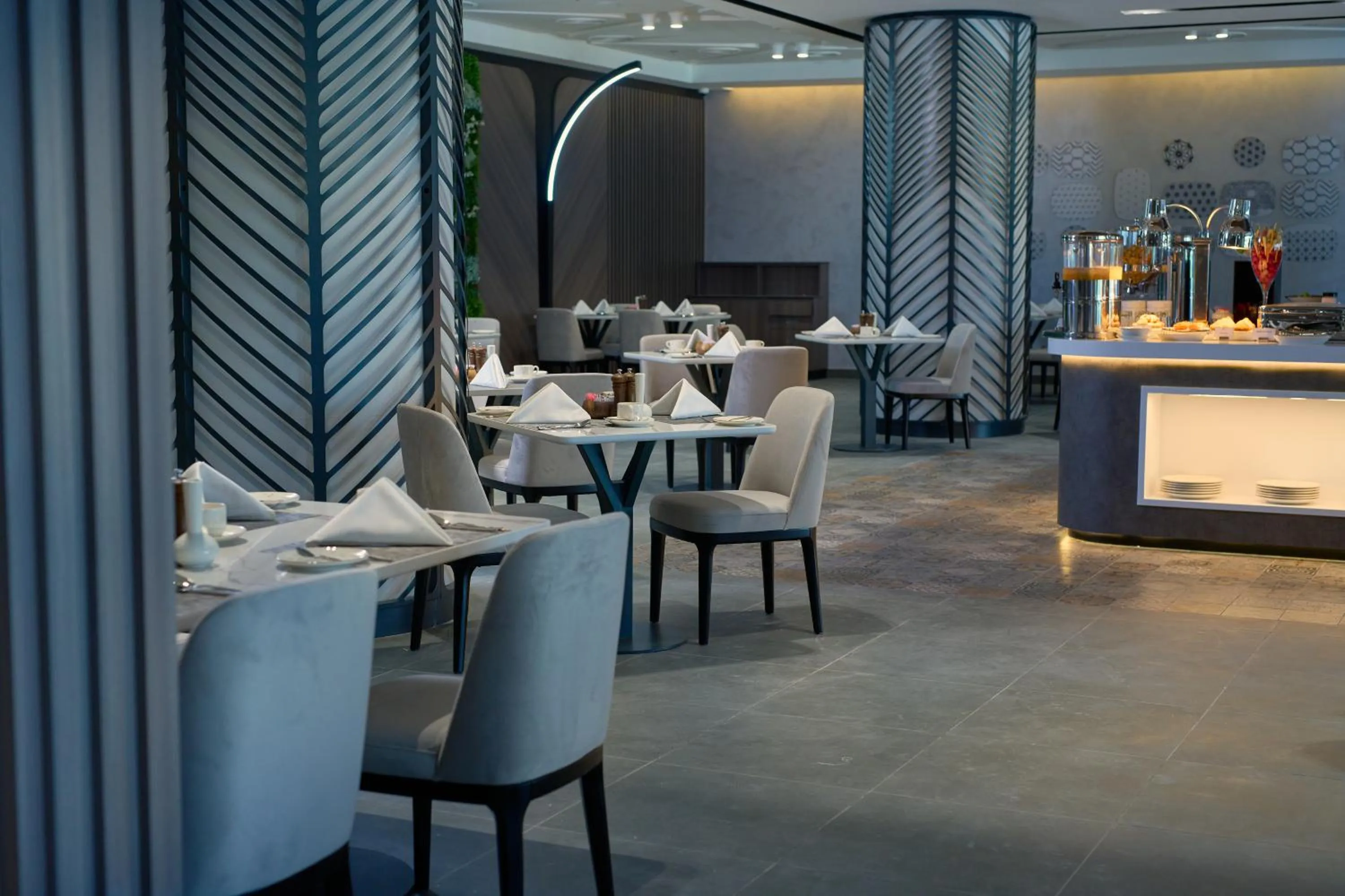 Restaurant/places to eat in Hotel Holiday International