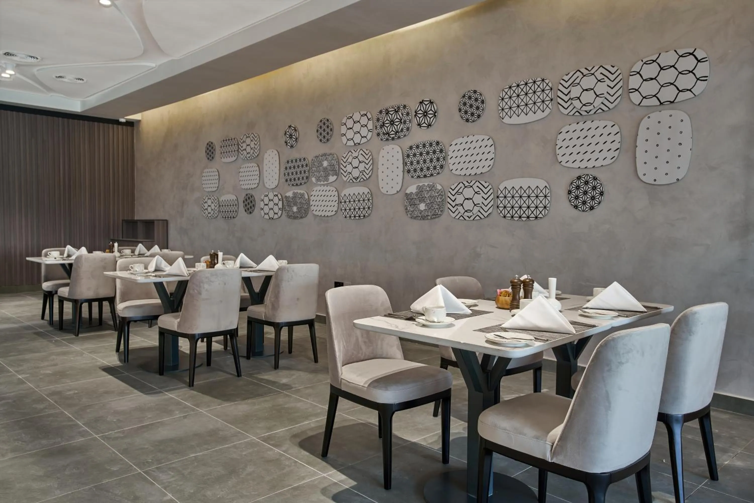 Restaurant/places to eat in Hotel Holiday International