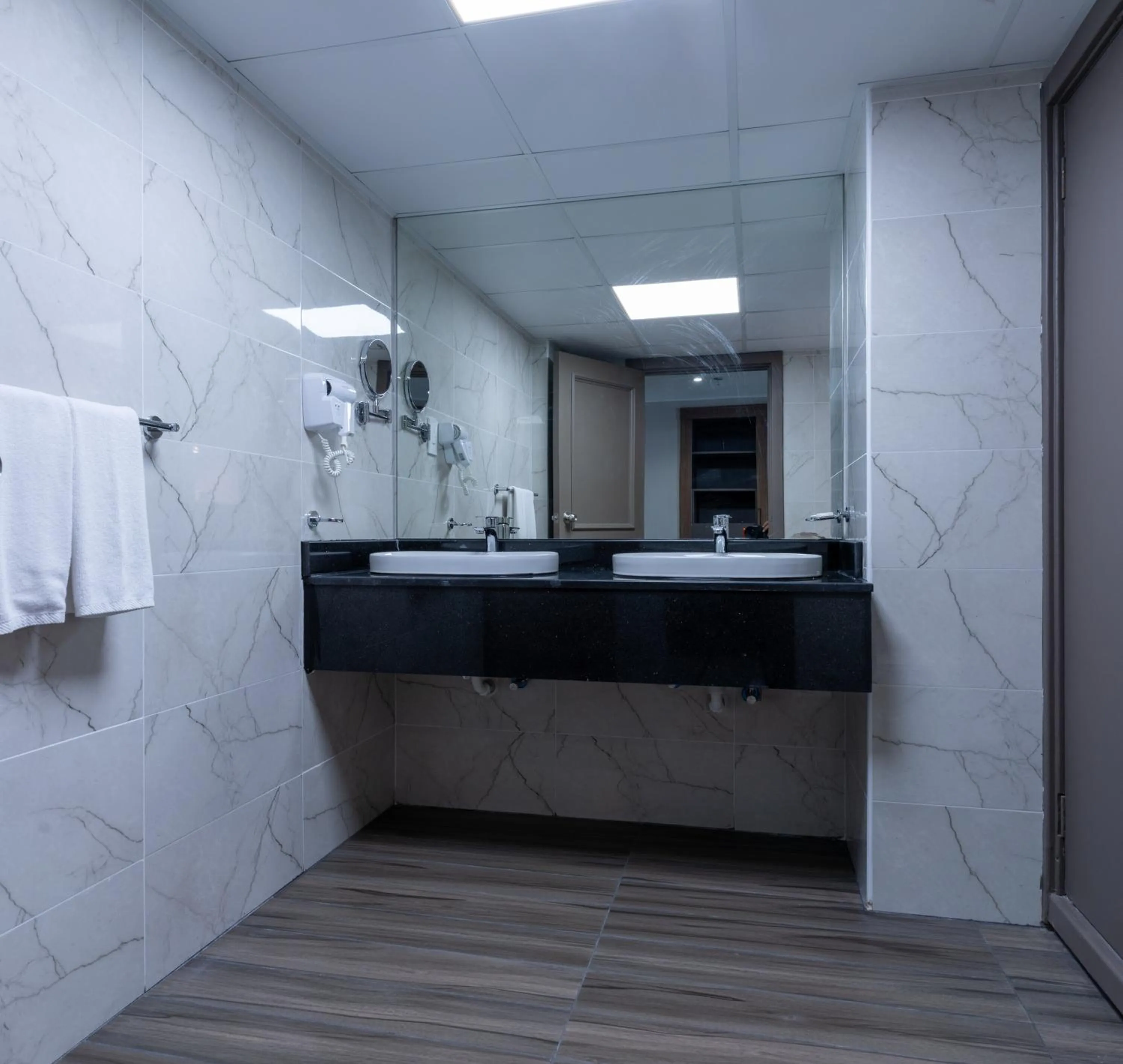 Bathroom in Hotel Holiday International