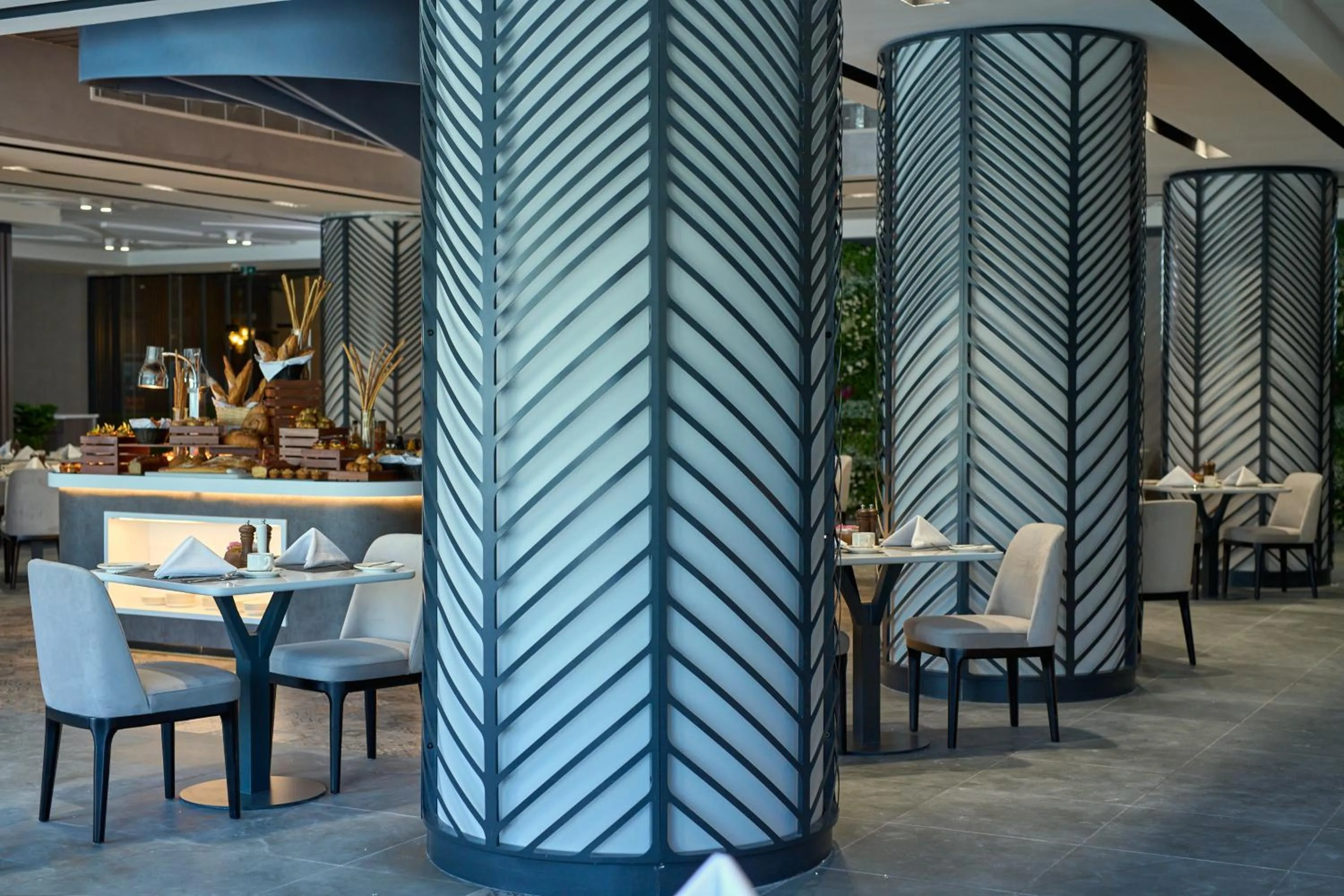 Restaurant/places to eat in Hotel Holiday International