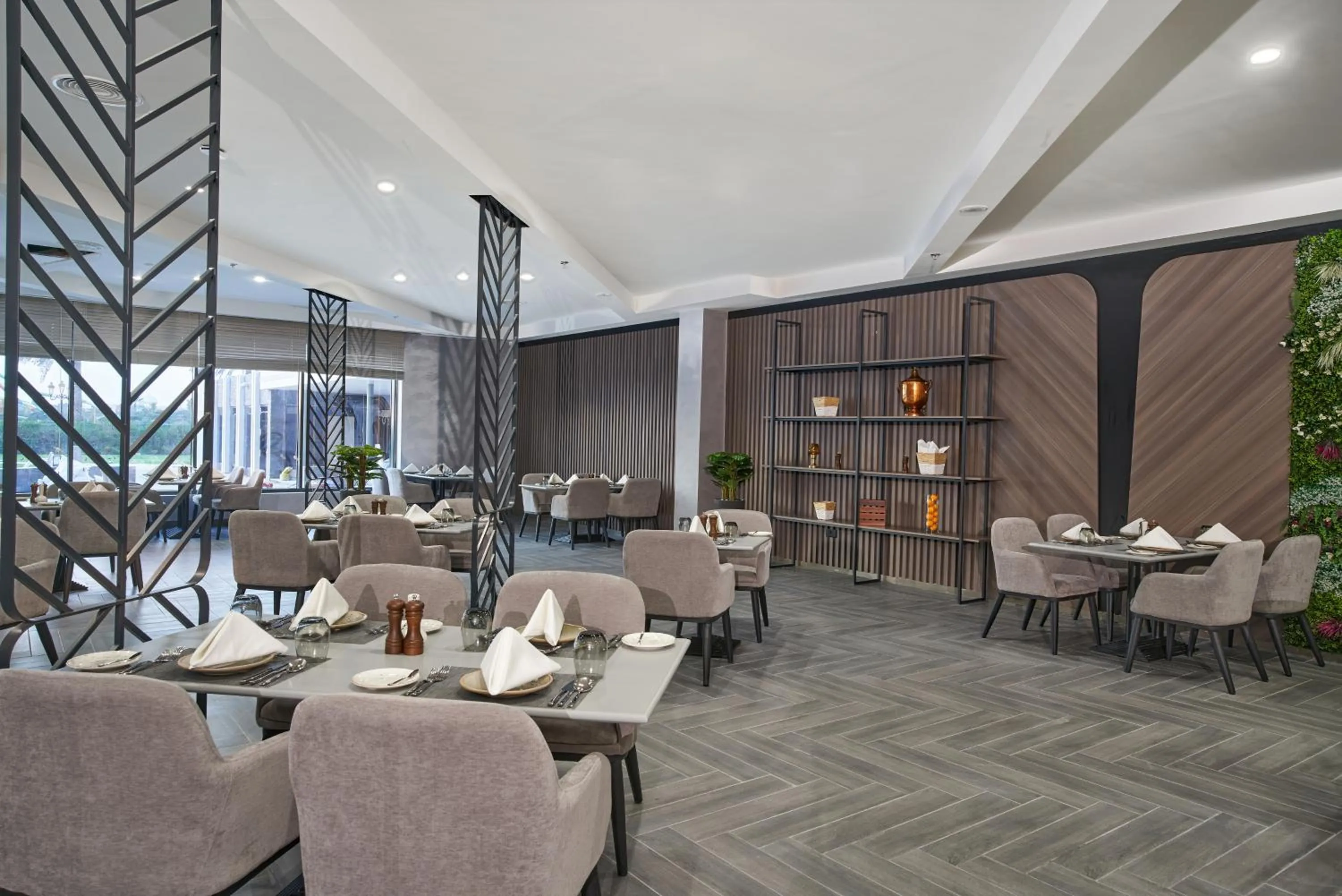 Restaurant/places to eat in Hotel Holiday International