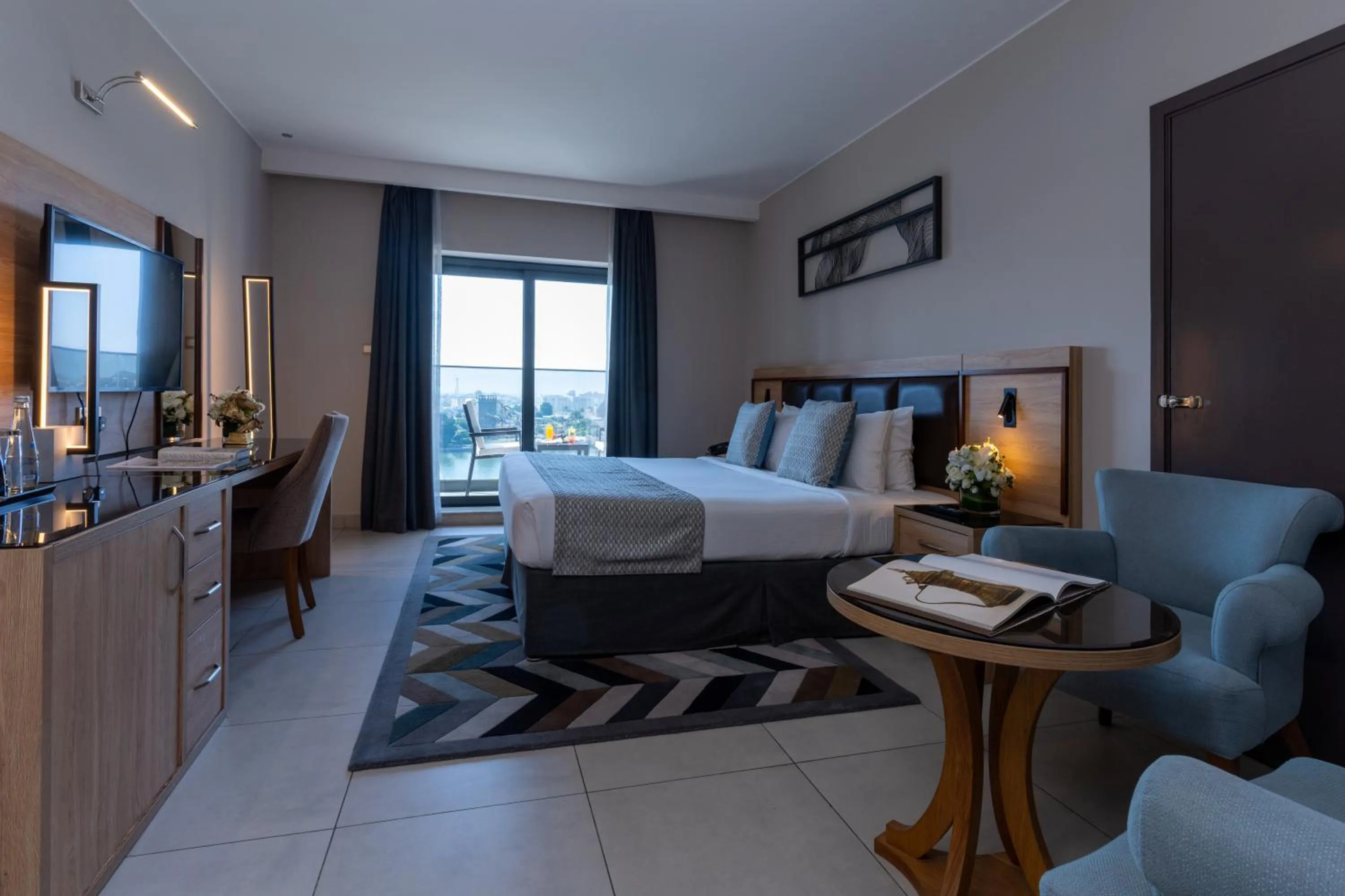 Bed in Hotel Holiday International