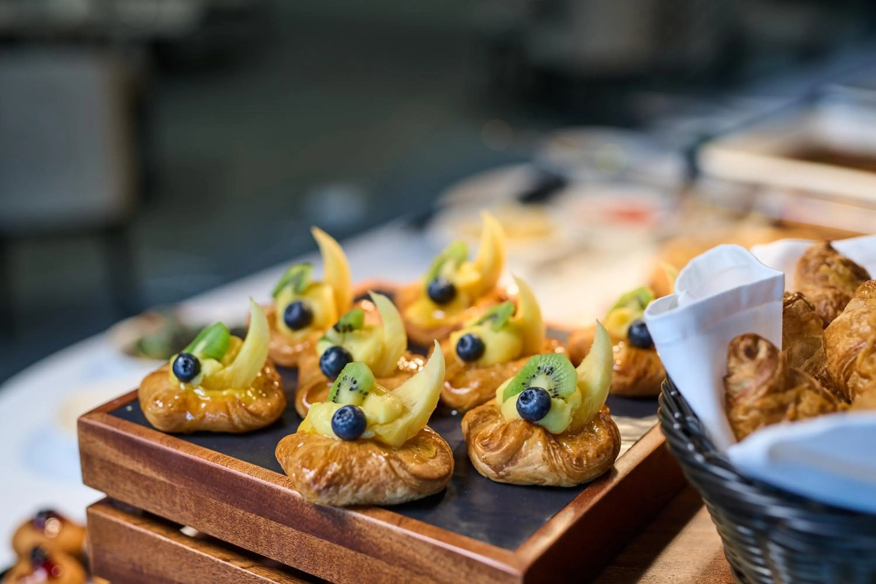 Restaurant/places to eat in Hotel Holiday International