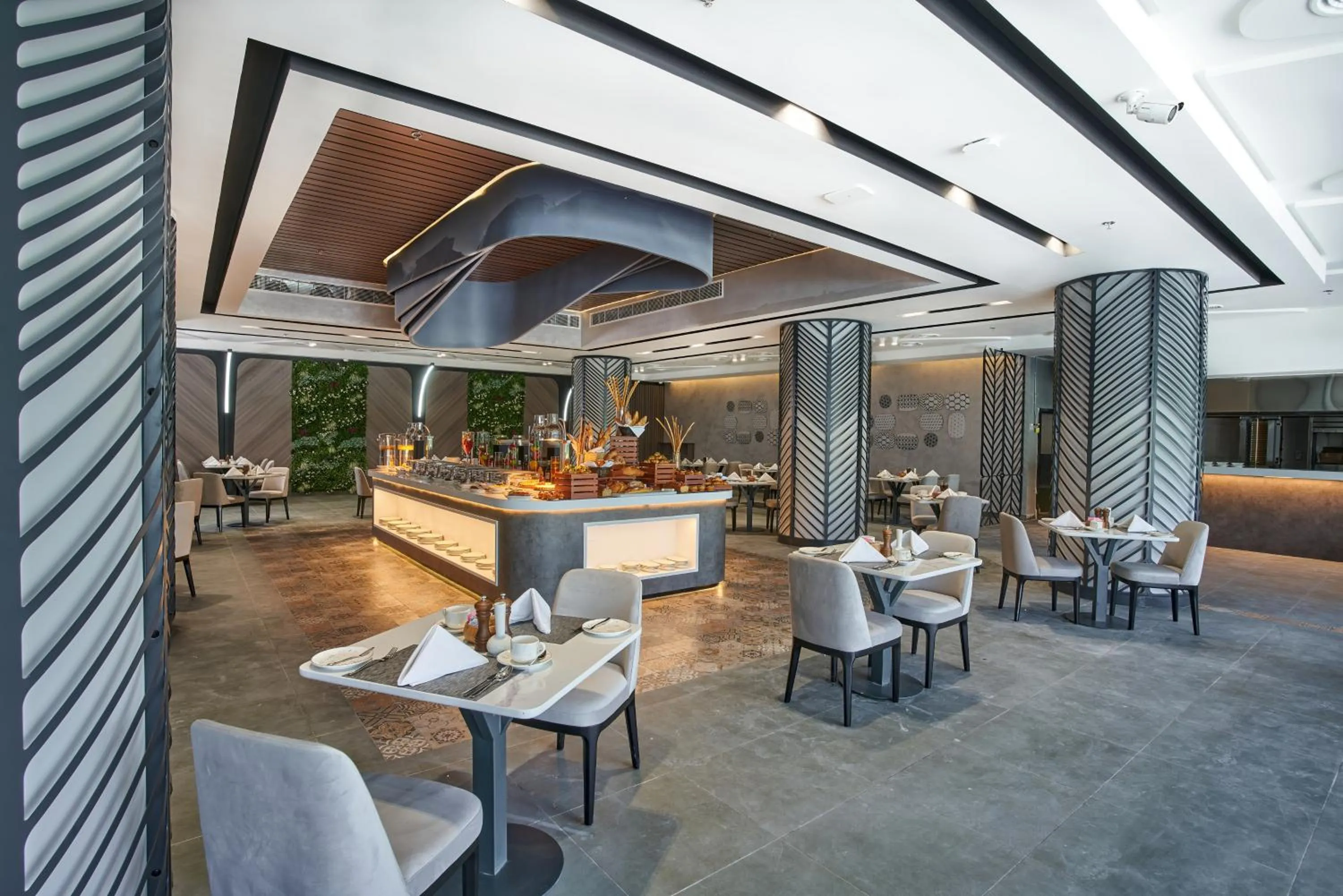 Restaurant/places to eat in Hotel Holiday International