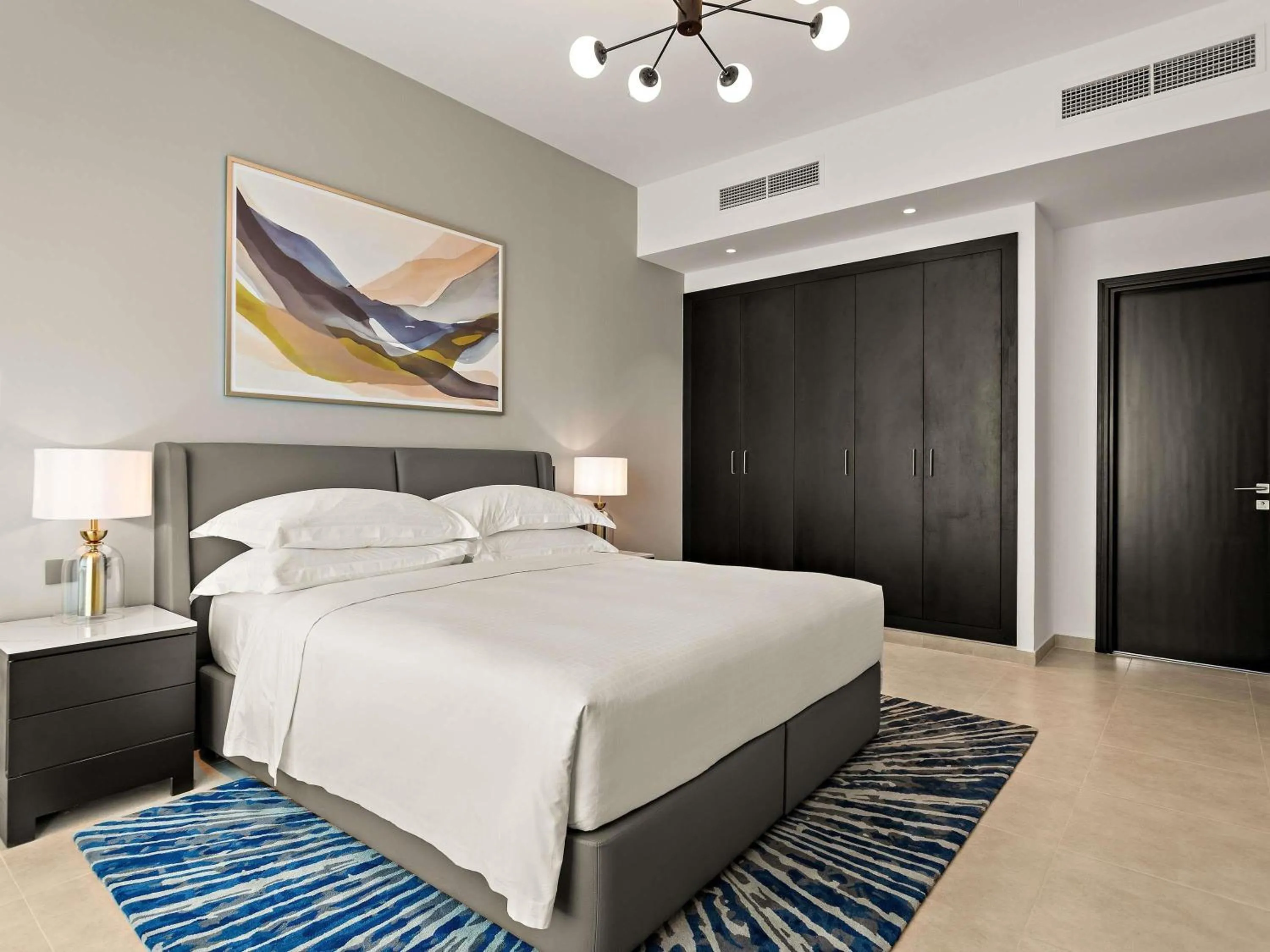 Bedroom, Bed in Mövenpick Hotel & Apartments Bur Dubai