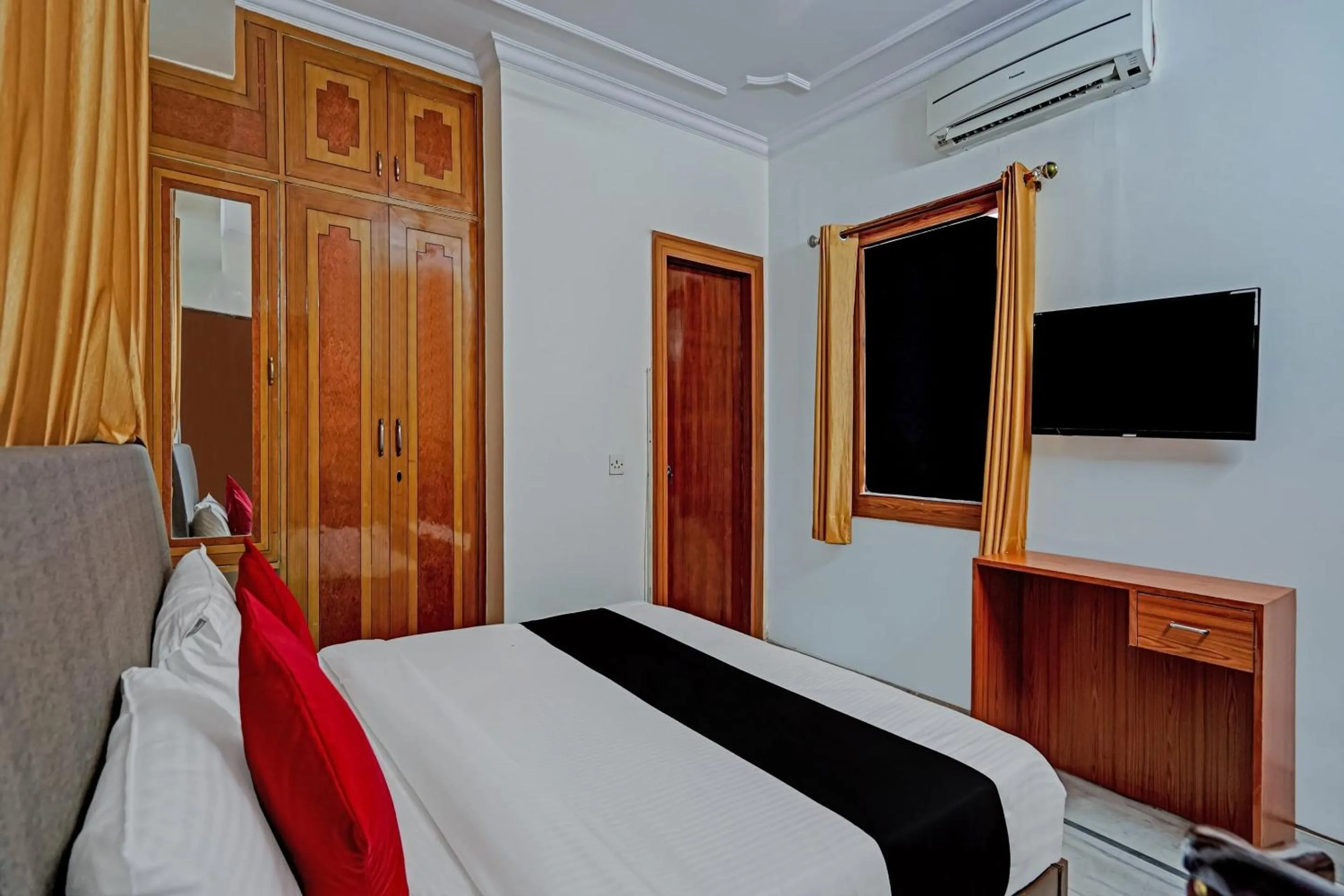 Bedroom, Bed in Capital O Perfect Inn