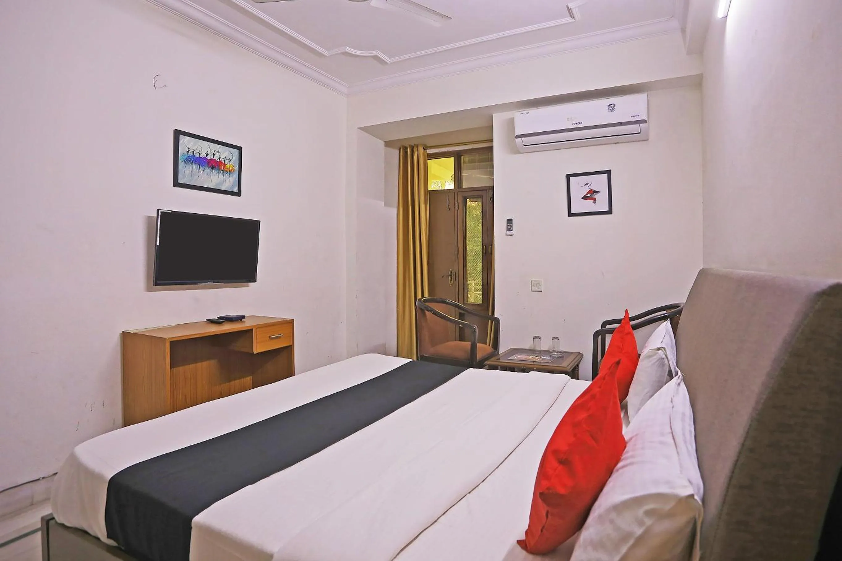 Facade/entrance, Bed in Capital O Perfect Inn