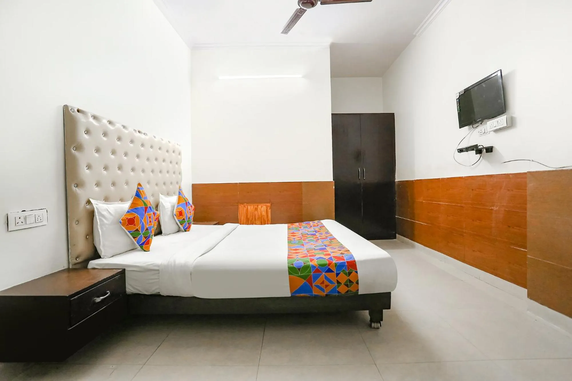 Communal lounge/ TV room, Bed in Via The Lazeez