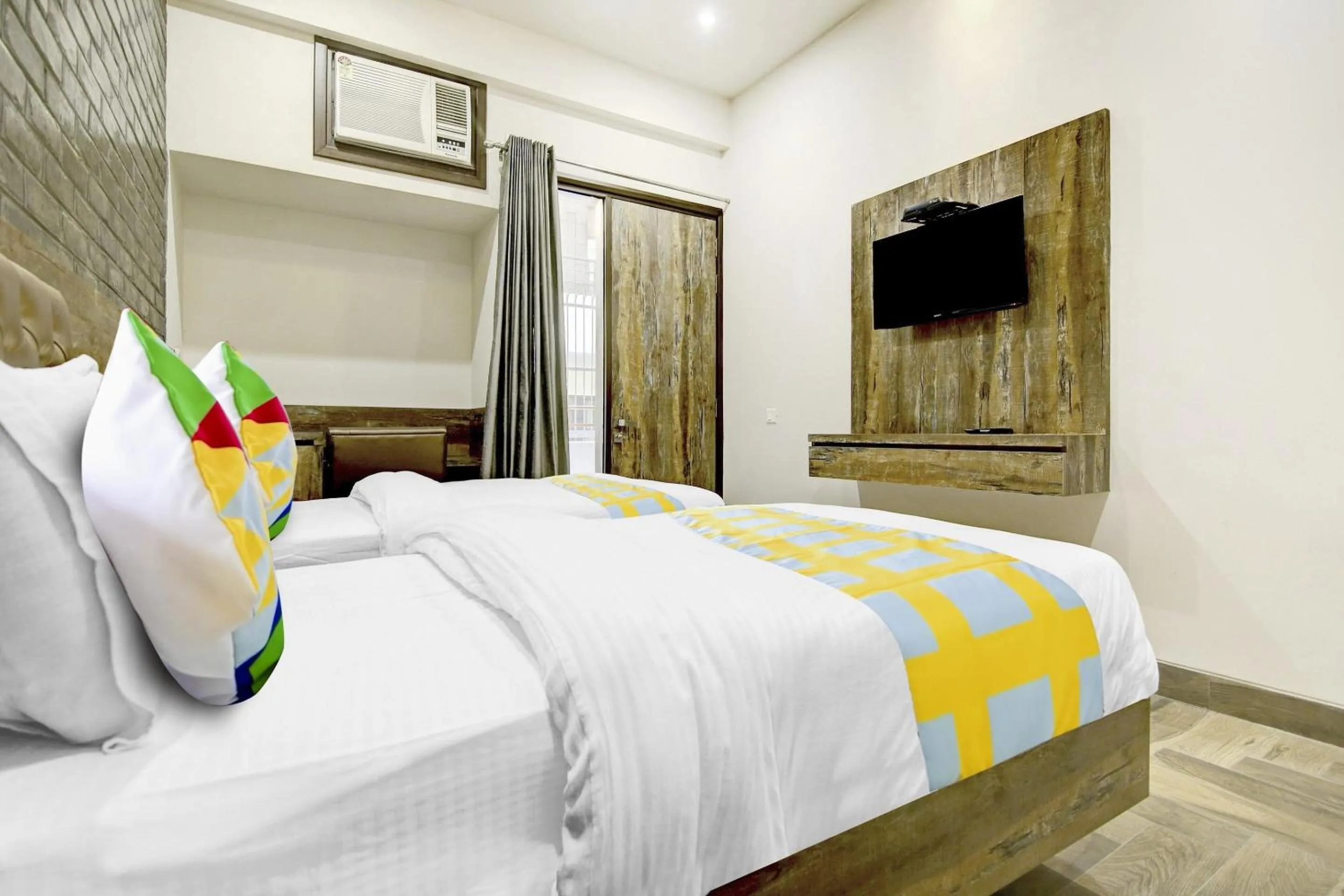 Bedroom, Bed in Collection O CLOUD BAY