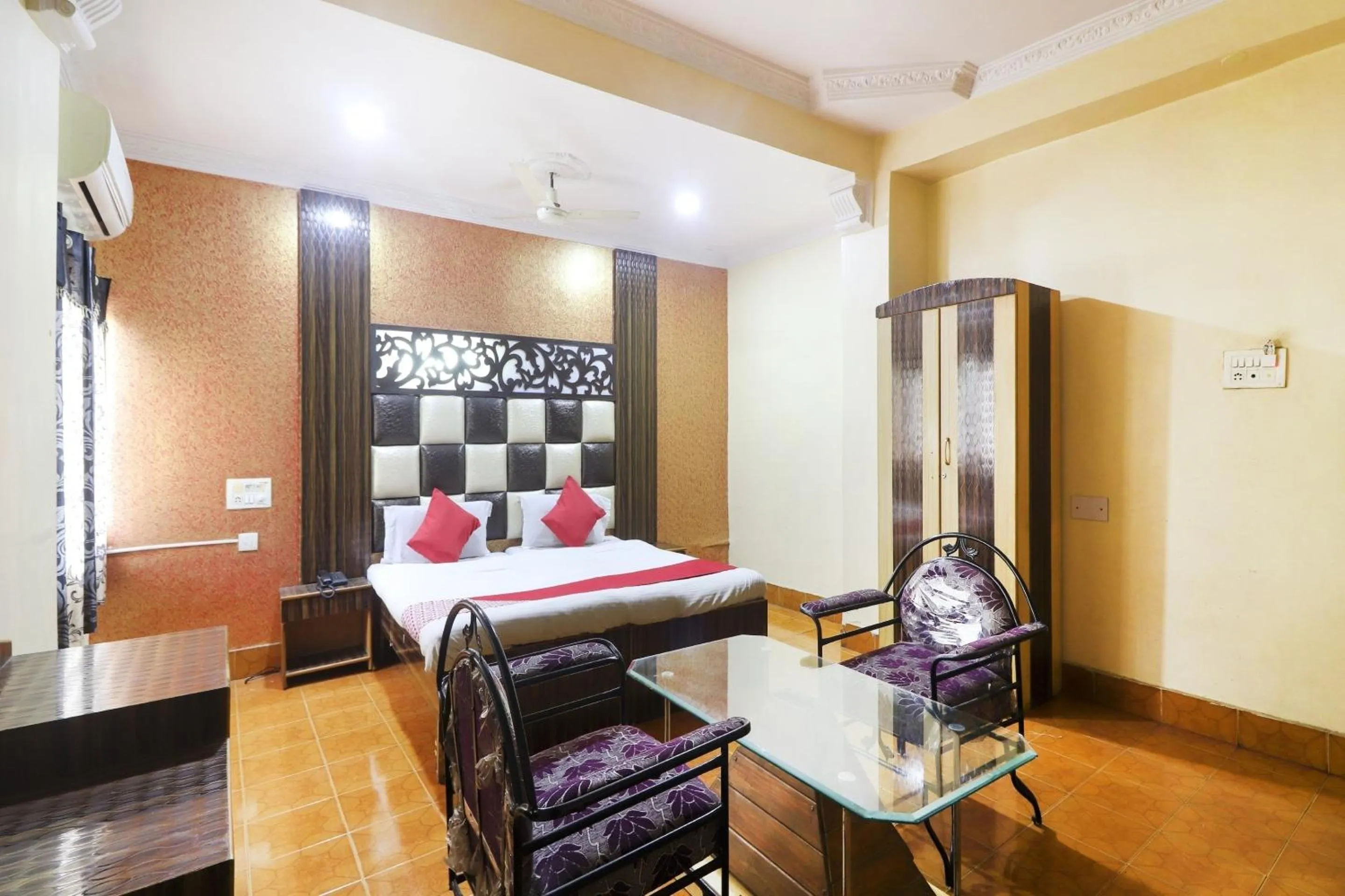 Facade/entrance, Bed in Hotel O Aadaab