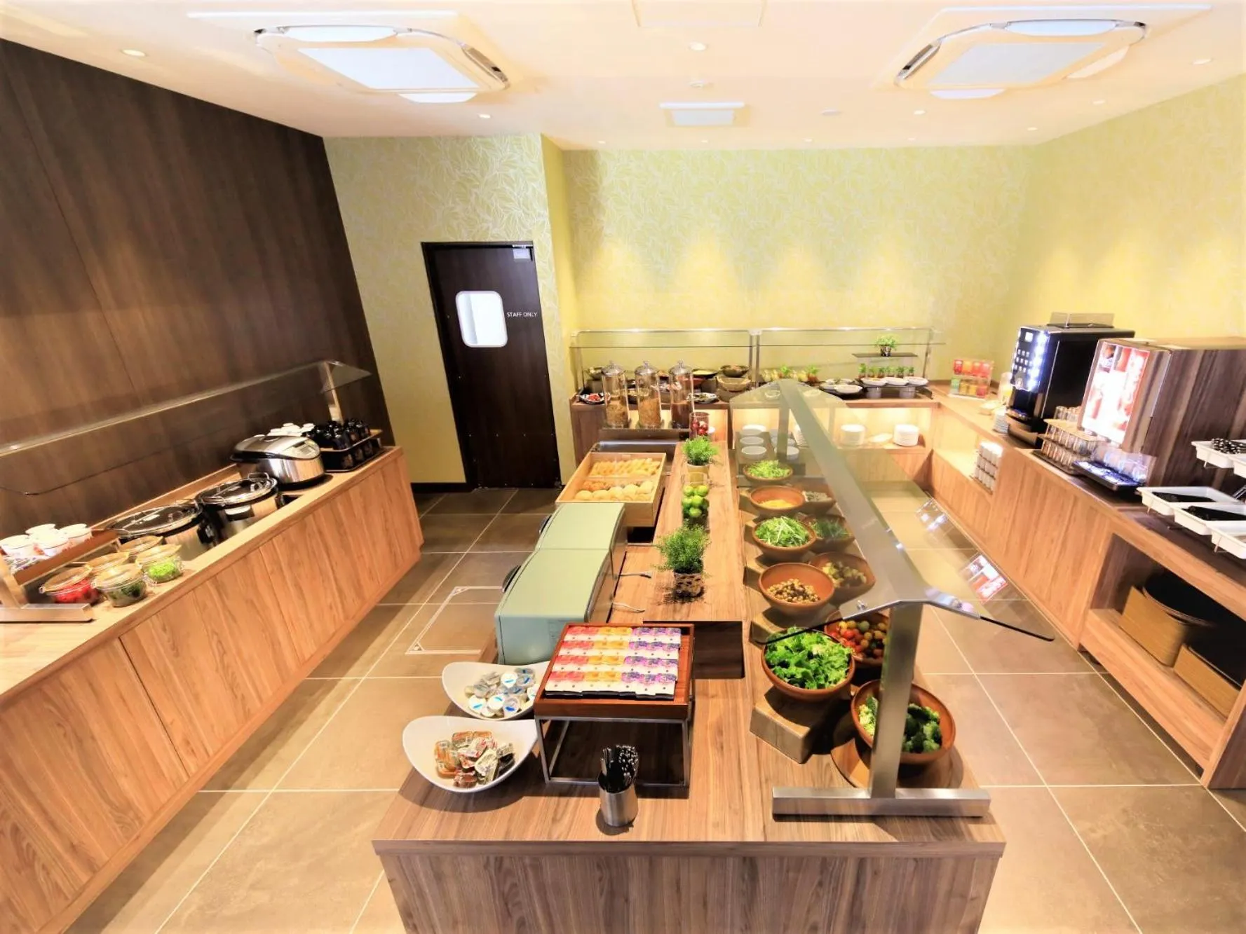 Restaurant/places to eat in QuintessaHotel FukuokaTenjin Comic&Books