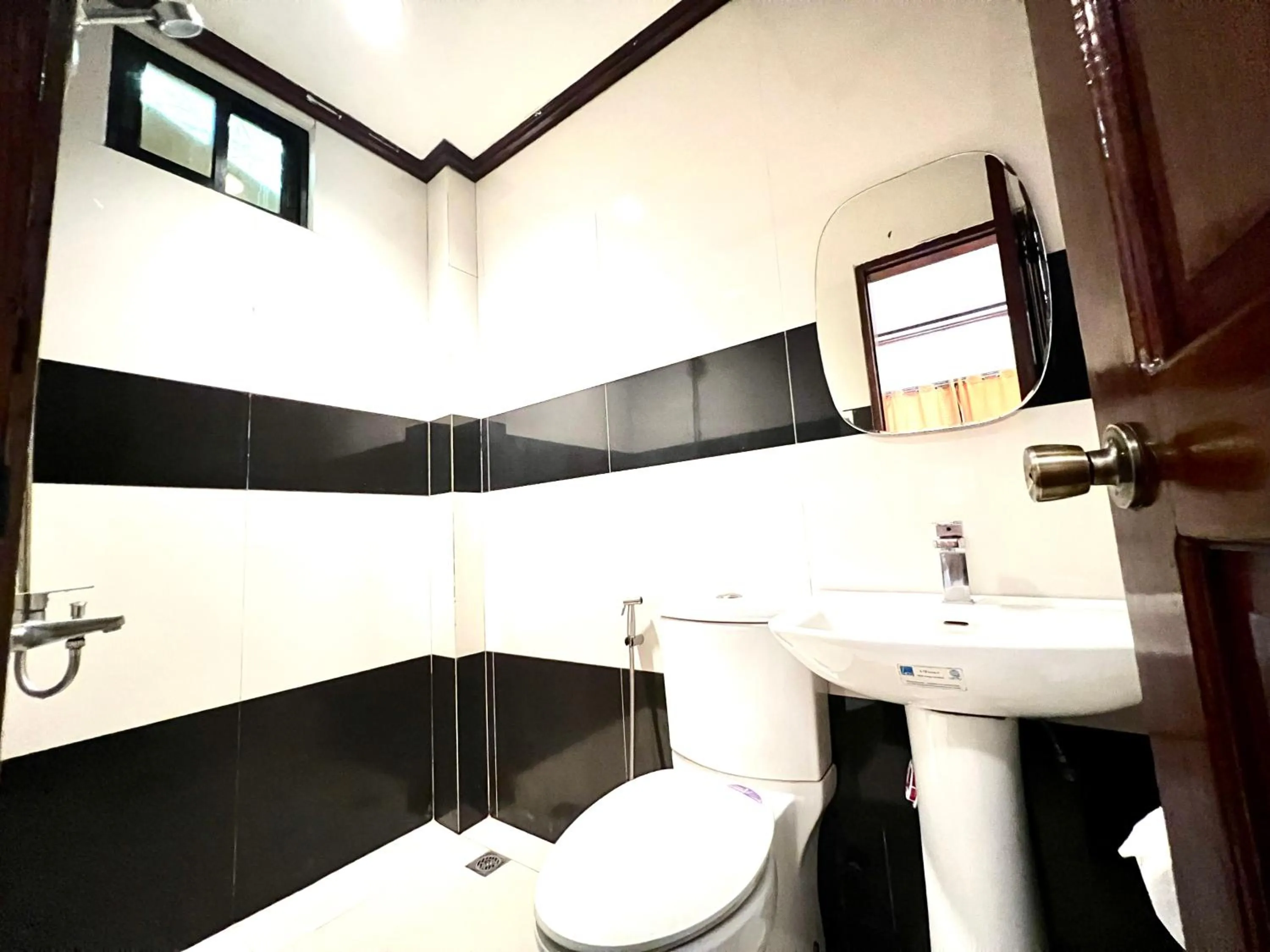 Toilet in Alocasia Inn - El Nido