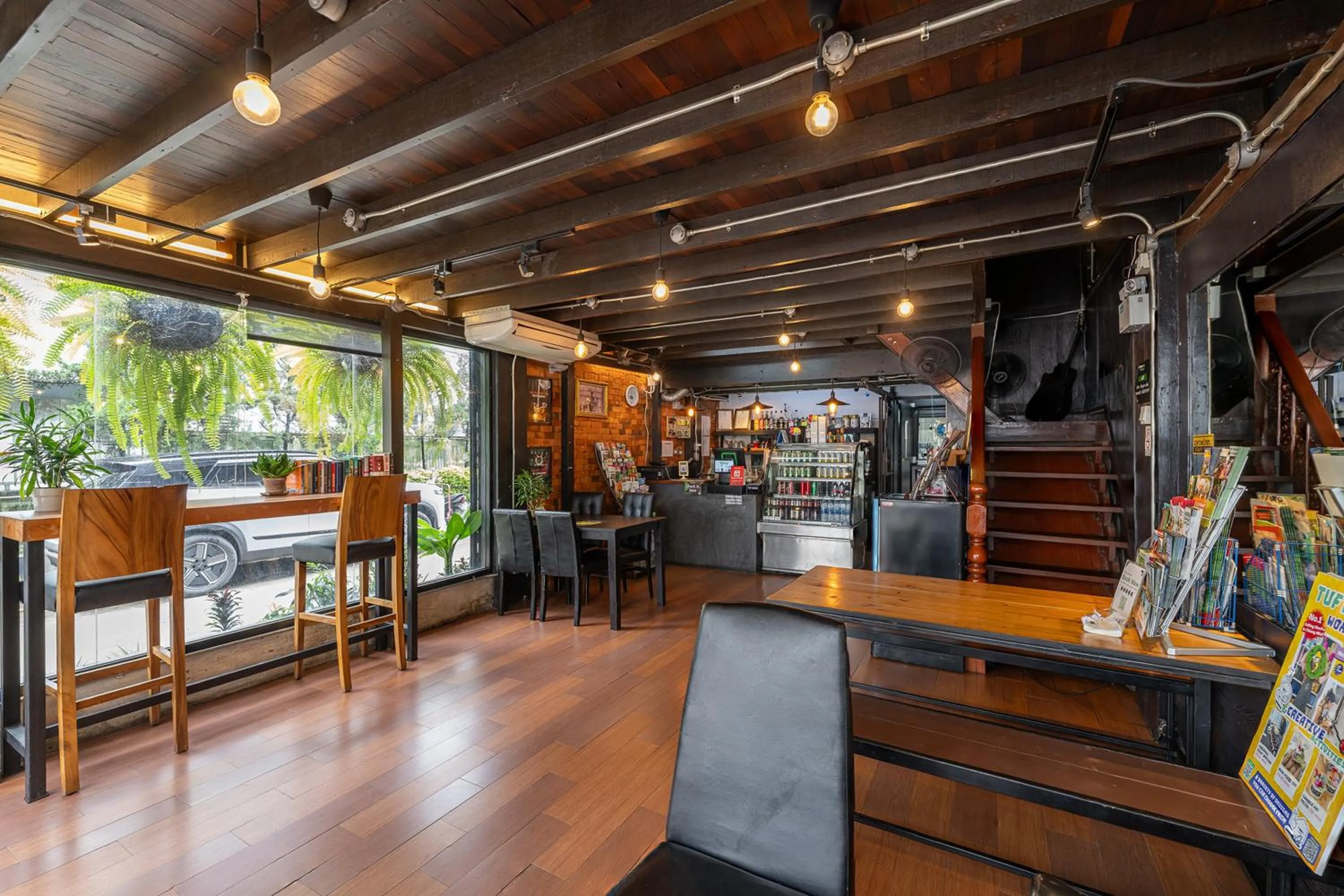 Restaurant/places to eat in KAYAN Hostel