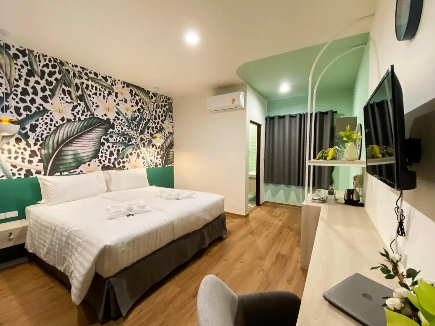 Communal lounge/ TV room, Bed in JINGLE JUNGLE RESORT KHAOYAI Communal lounge/ TV room, Bed in JINGLE JUNGLE RESORT KHAOYAI