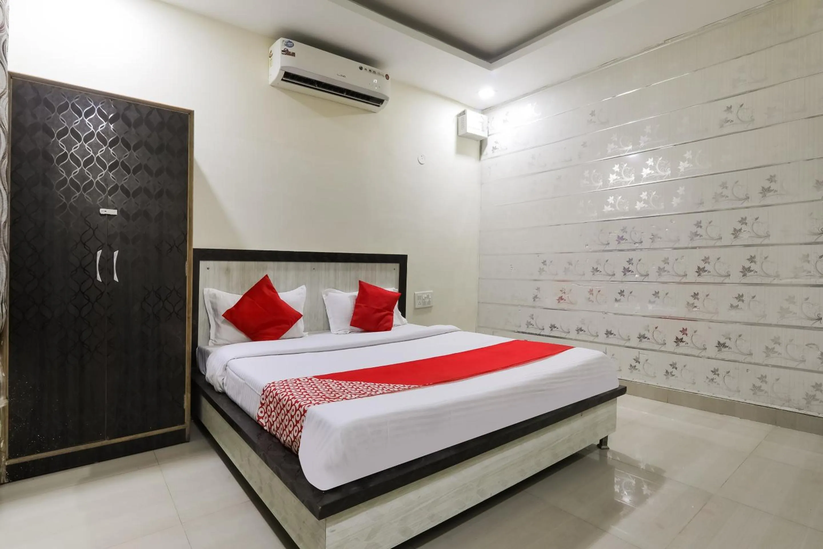 Bedroom, Bed in Hotel O Samrat