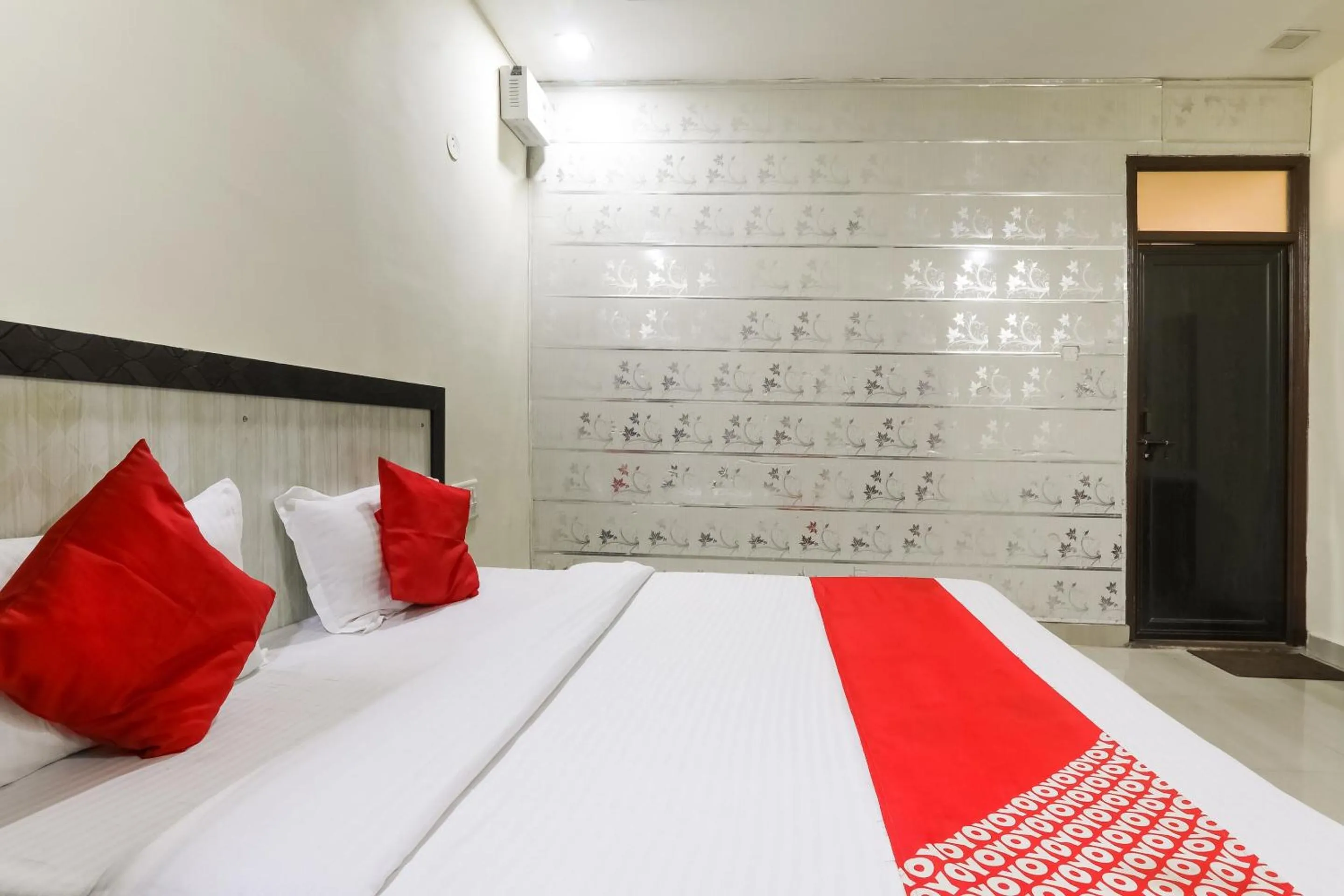 Bedroom, Bed in Hotel O Samrat