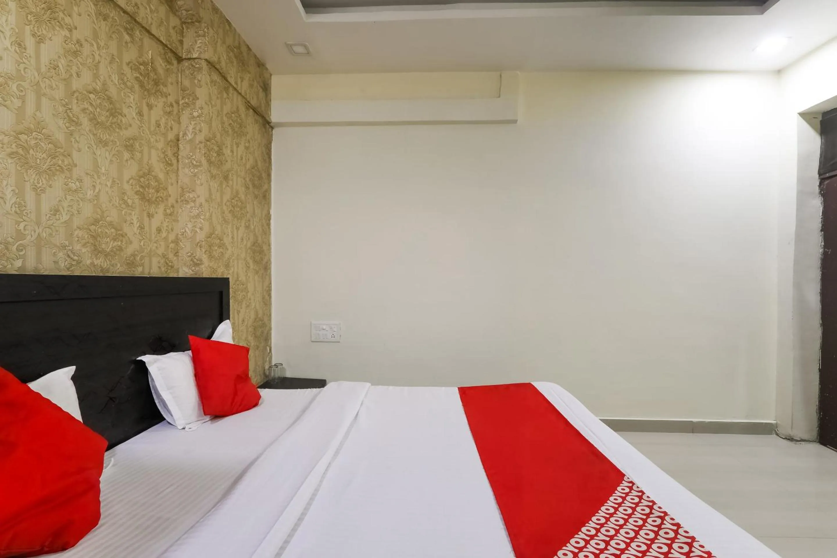 Bedroom, Bed in Hotel O Samrat